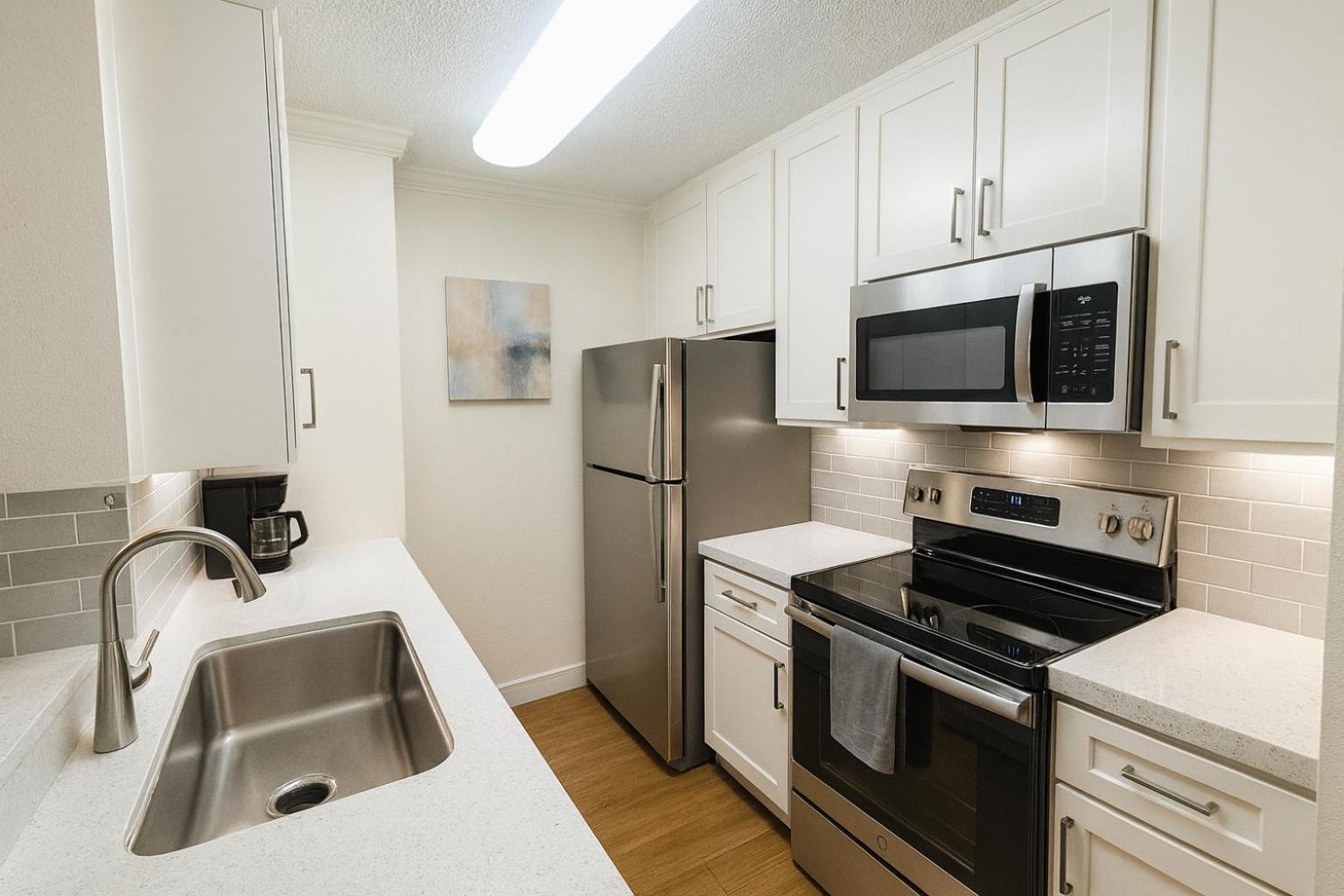 Marina Boardwalk Breeze 1BA & 2BA - Short Trip To Venice Beach