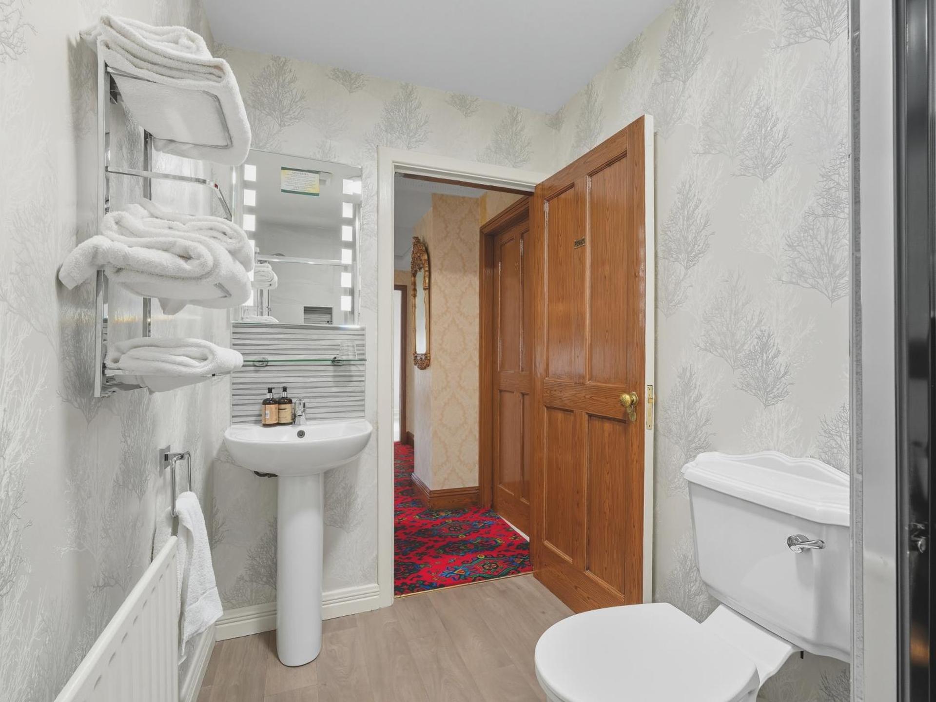 Standard Twin room with Separate Private Shower and Toilet