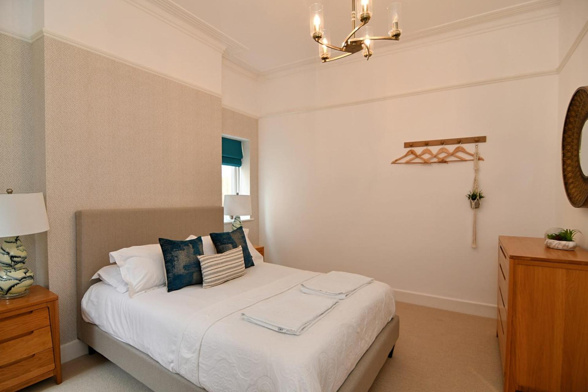 South Coast Beach Holiday Home-3 BED-GF-Sleeps 6-Free Parking-Walk to Beach-Private Garden- Families-Professional Groups-Contractors WELCOME