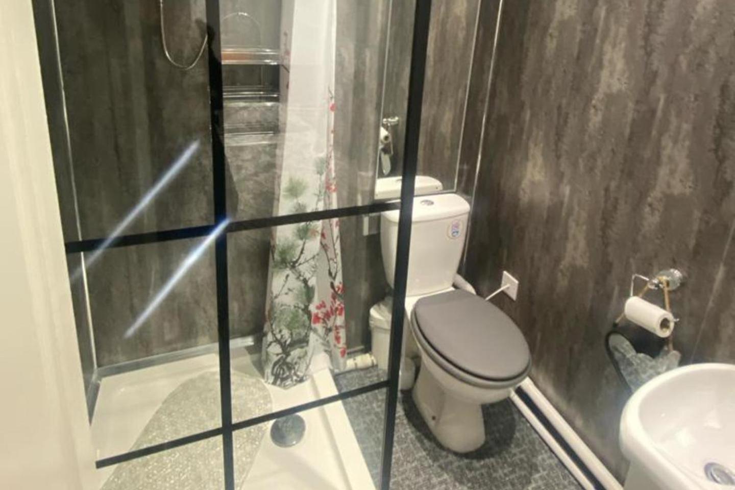 3 Bed Apartment - Sleeps 6 - Free Parking Wifi