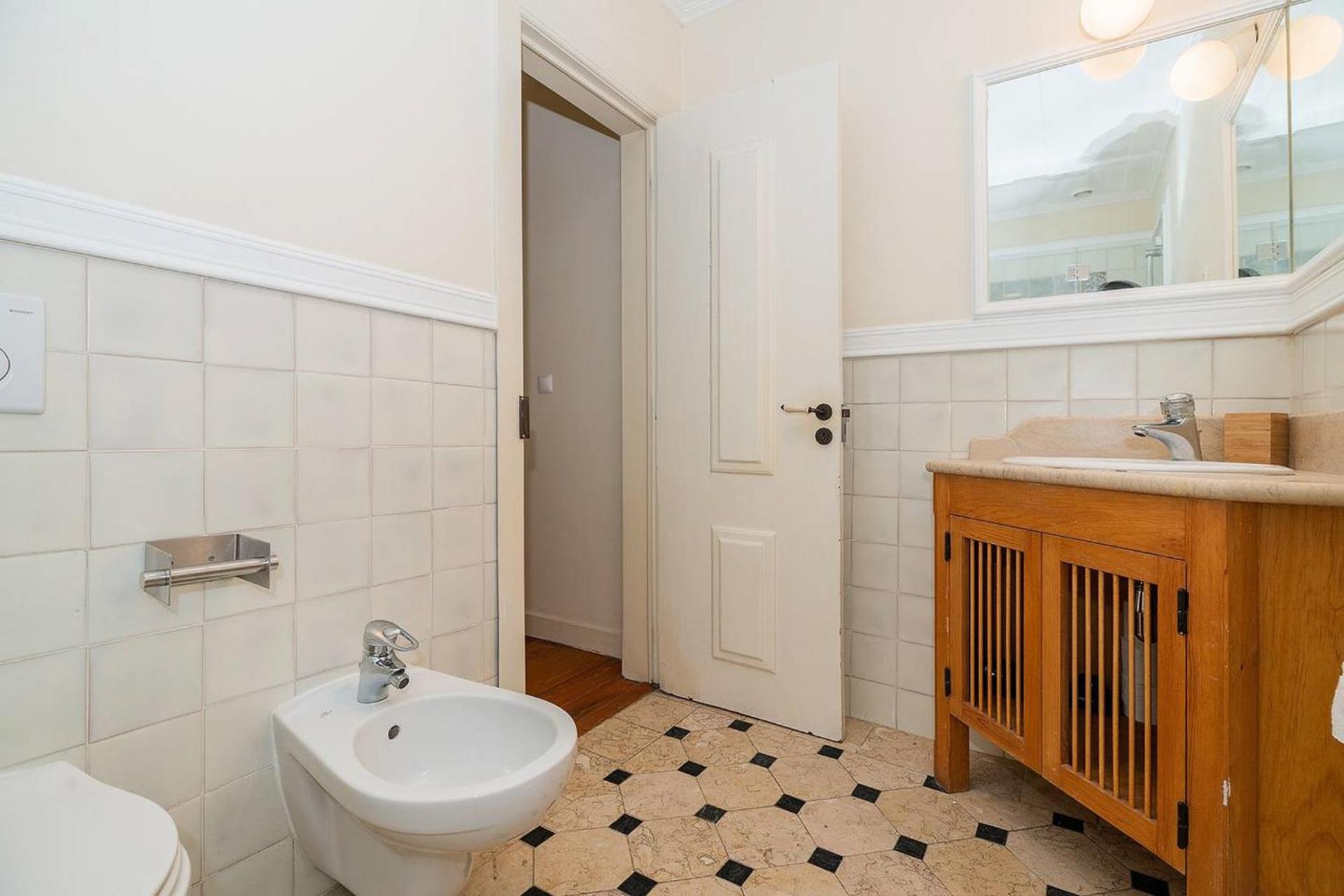 Stylish 2BD Apartment in Chiado