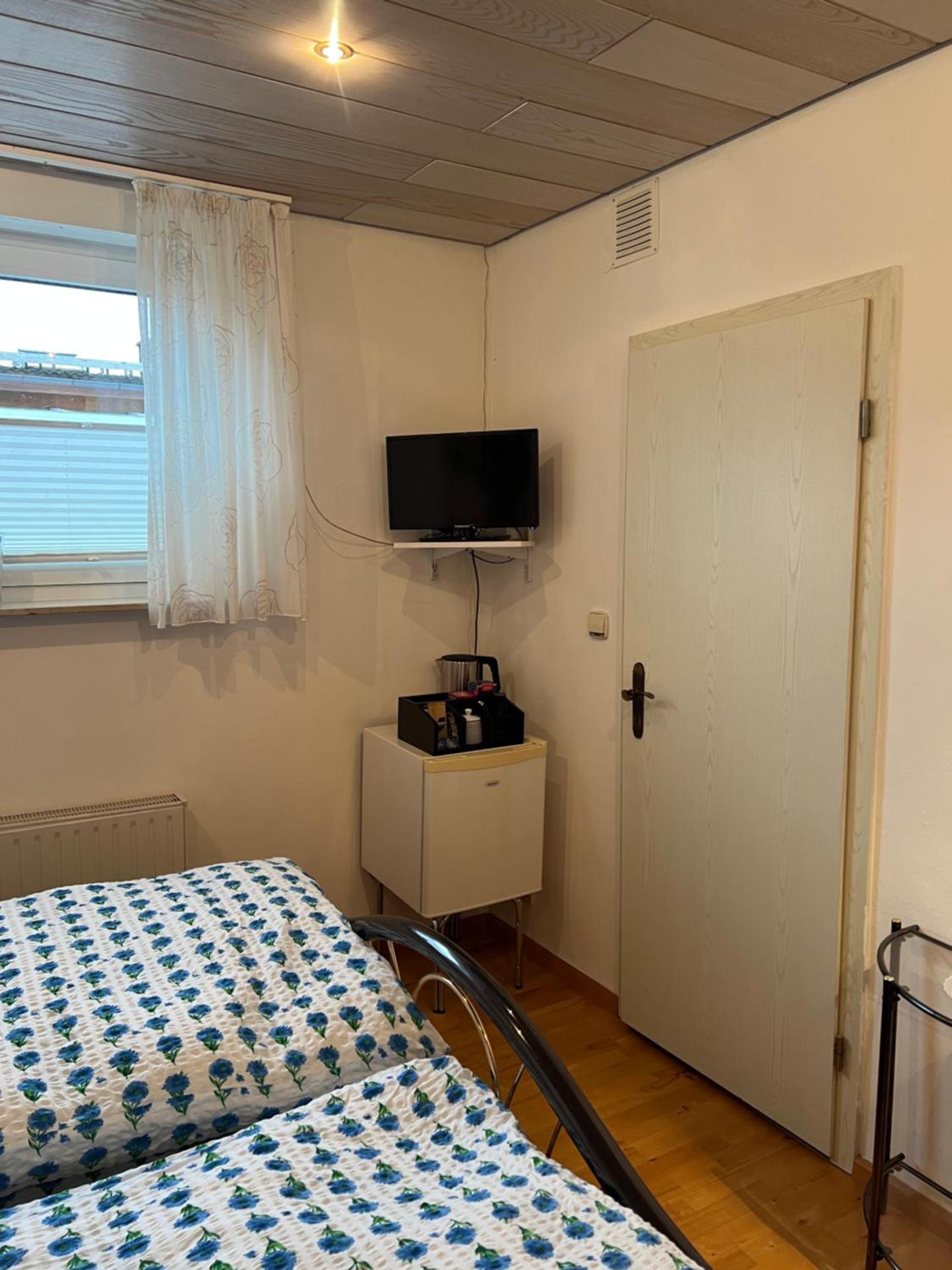 Zimmer 1 inkl eigenem Bad und Parkplatz