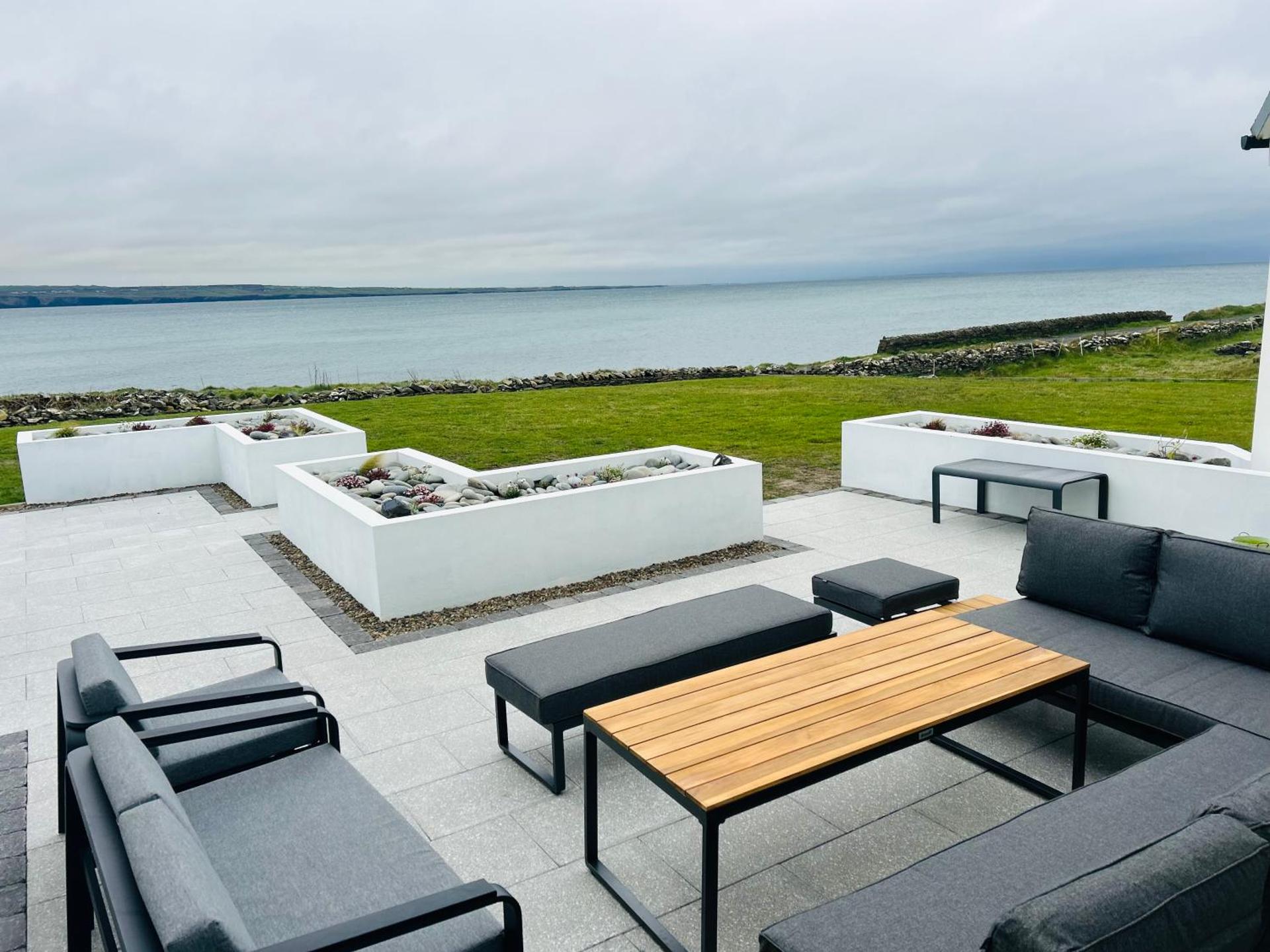 Spectacular ocean views & minutes to Cliffs- Clahane Shore Lodge