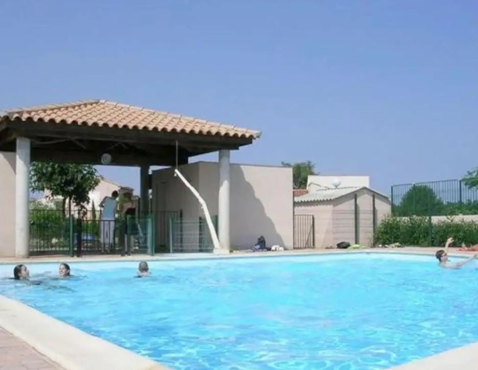 Pavillon 3 chambres avec véranda et climatisation.