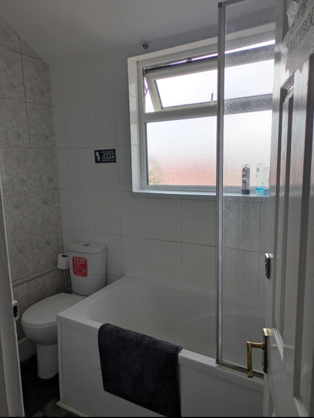 Kettering Town Vacations Long & Short stay Shared Bathroom, lounge with TV & kitchen free wifi Deals given on longer regular stays