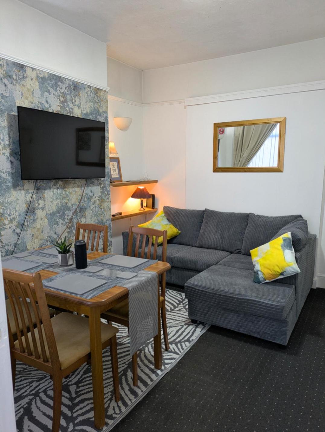 Kettering Town Vacations Long & Short stay Shared Bathroom, lounge with TV & kitchen free wifi Deals given on longer regular stays