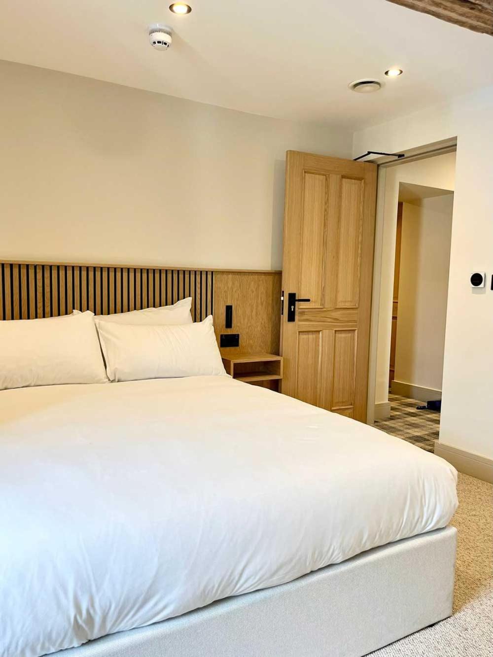 Cross Pipes Tavern and Rooms