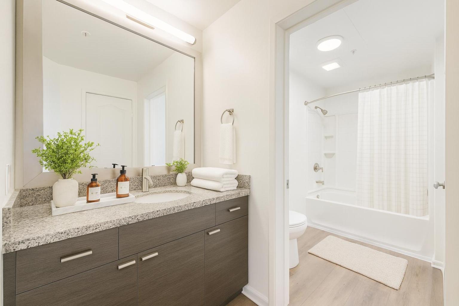 Marina Boardwalk Breeze 1BA & 2BA - Short Trip To Venice Beach