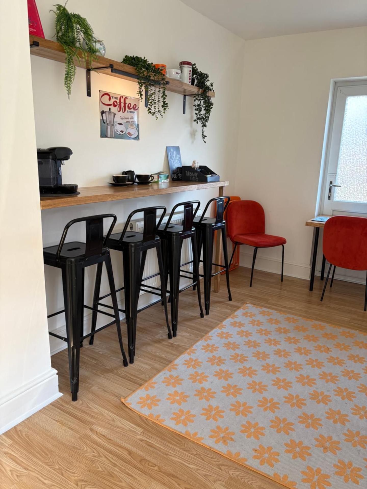 Southend city Escape, SS1, High St and beach are steps away