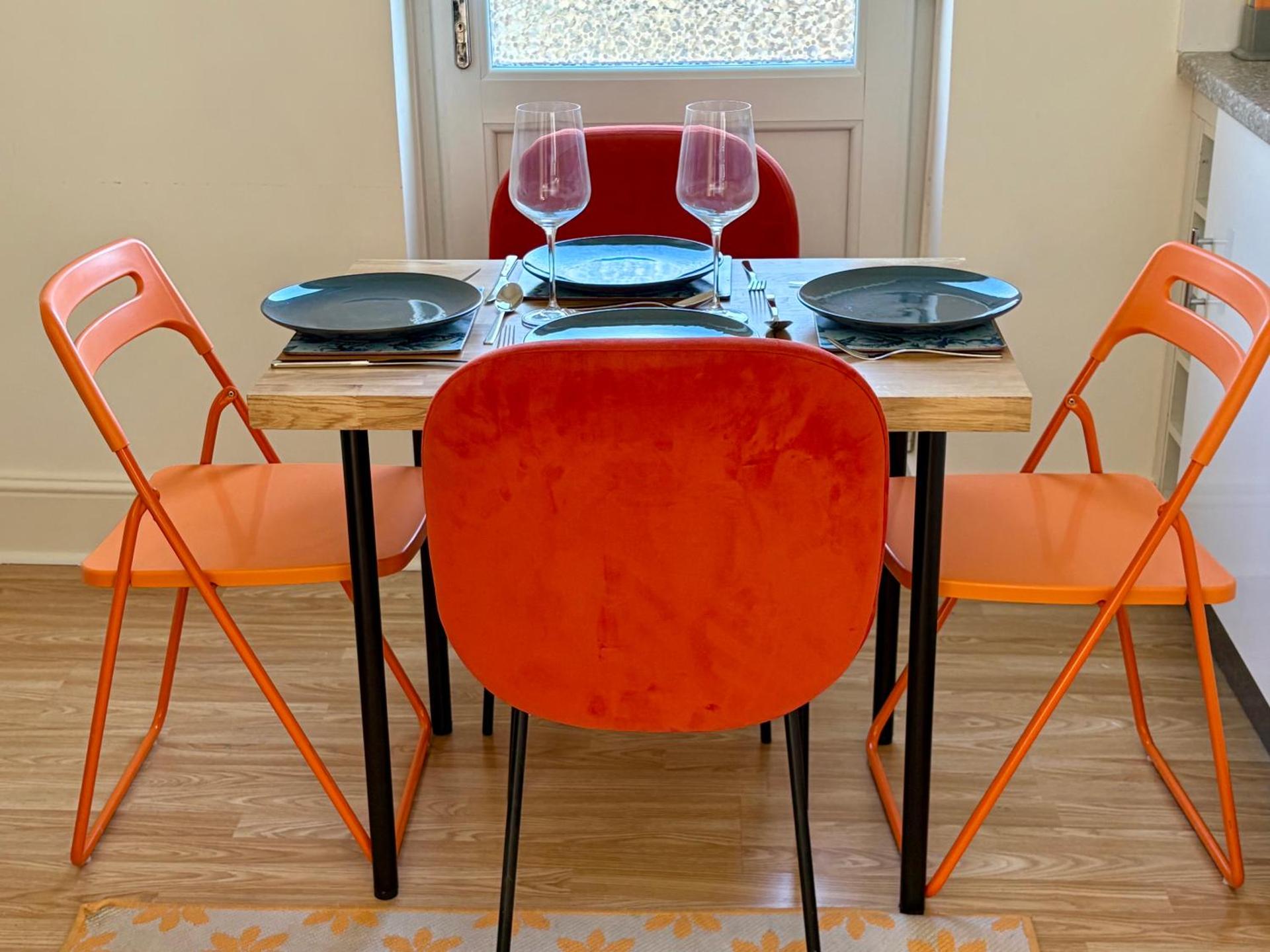 Southend city Escape, SS1, High St and beach are steps away