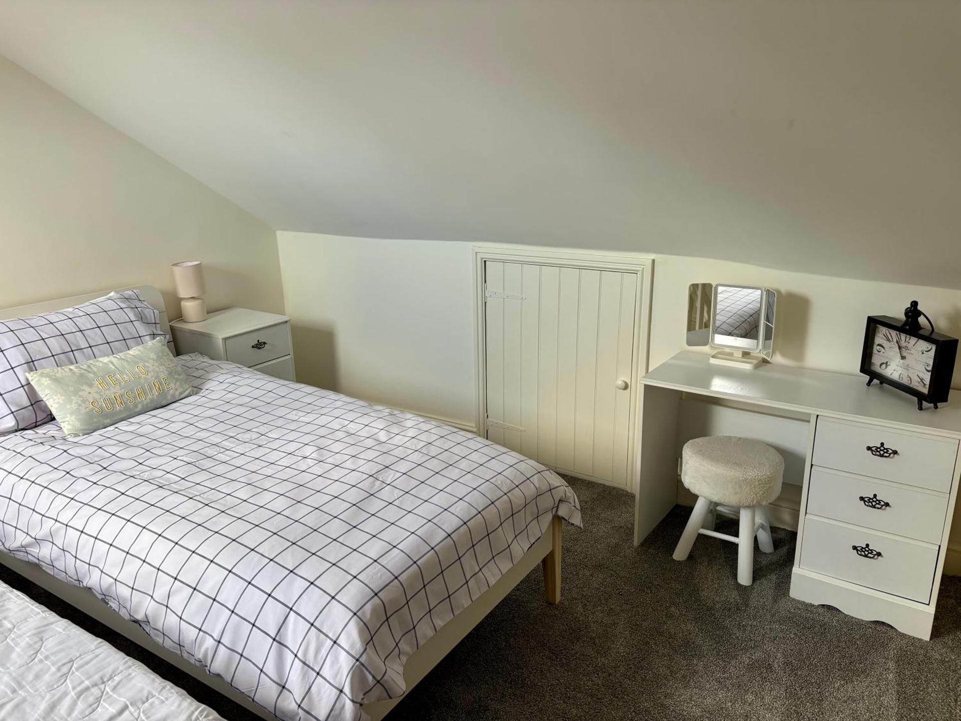 Southend city Escape, SS1, High St and beach are steps away