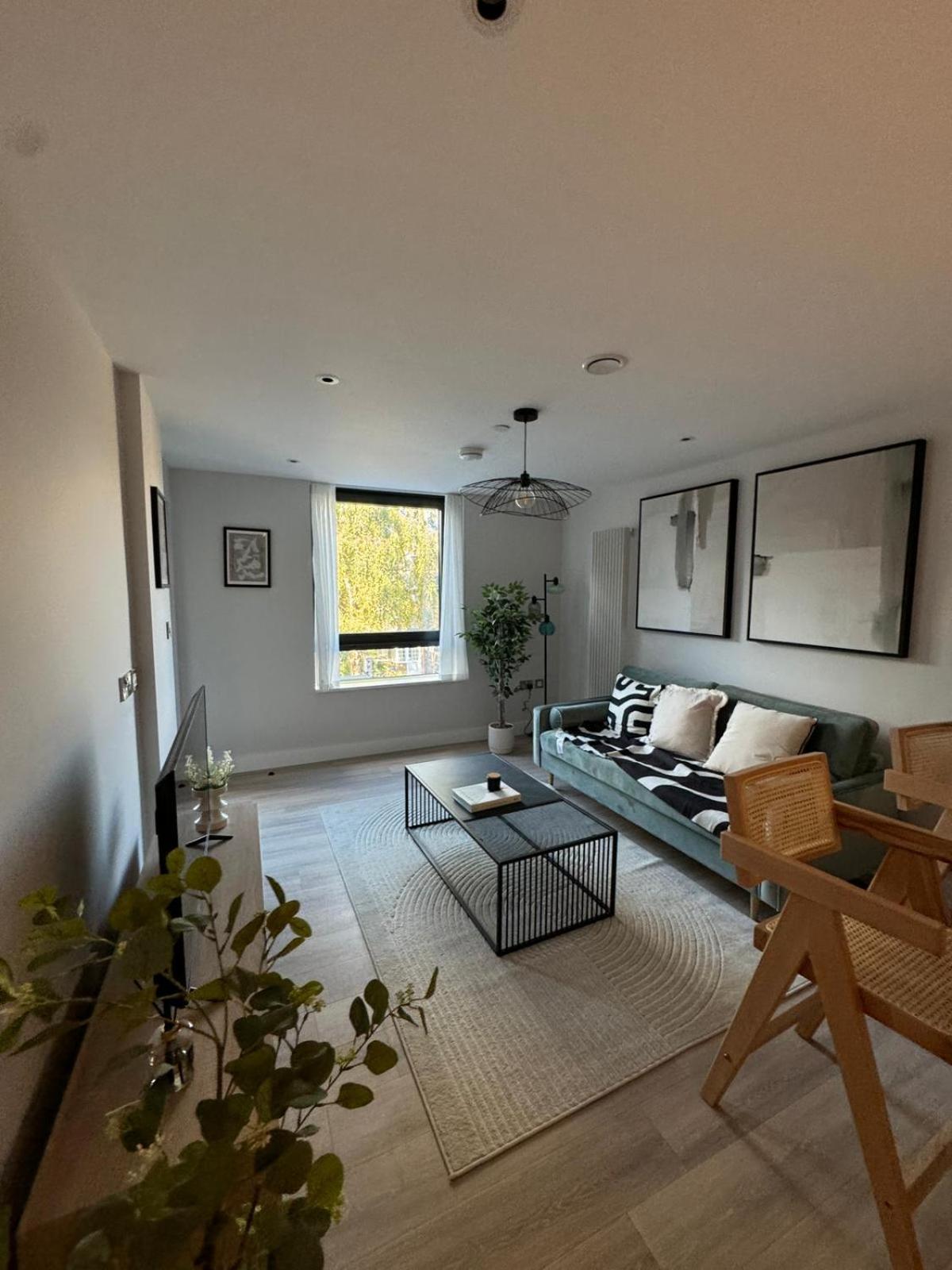 Apartment with Terrace in Uxbridge