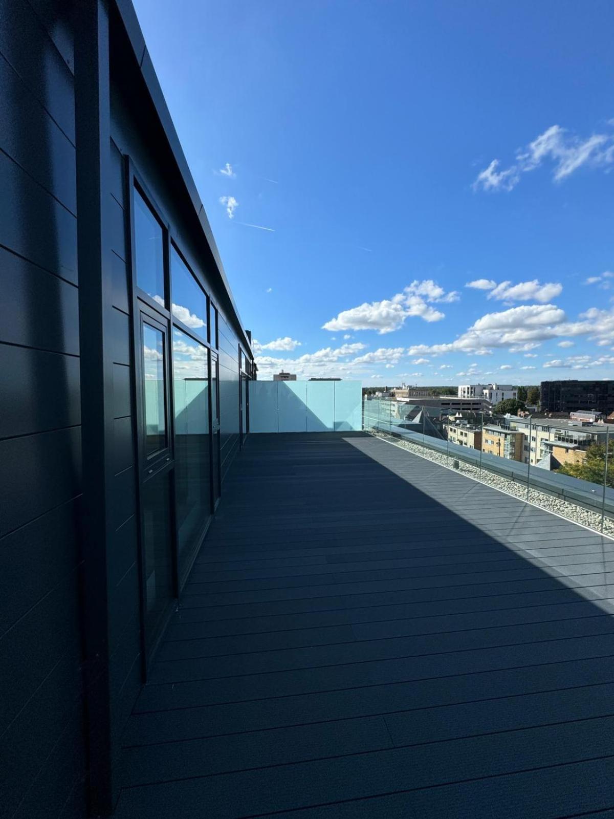 Apartment with Terrace in Uxbridge