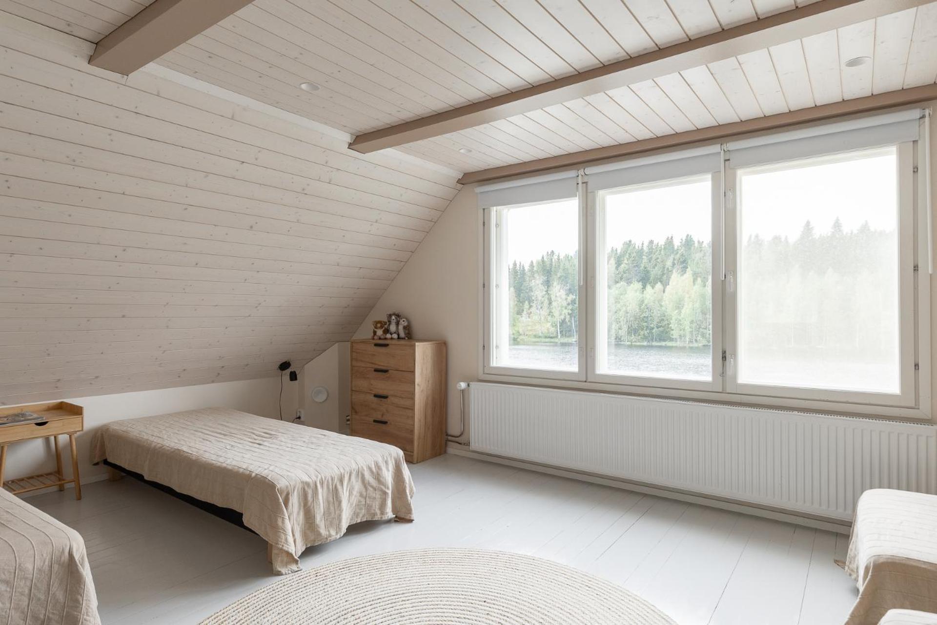 Mökki ulkoporealtaalla