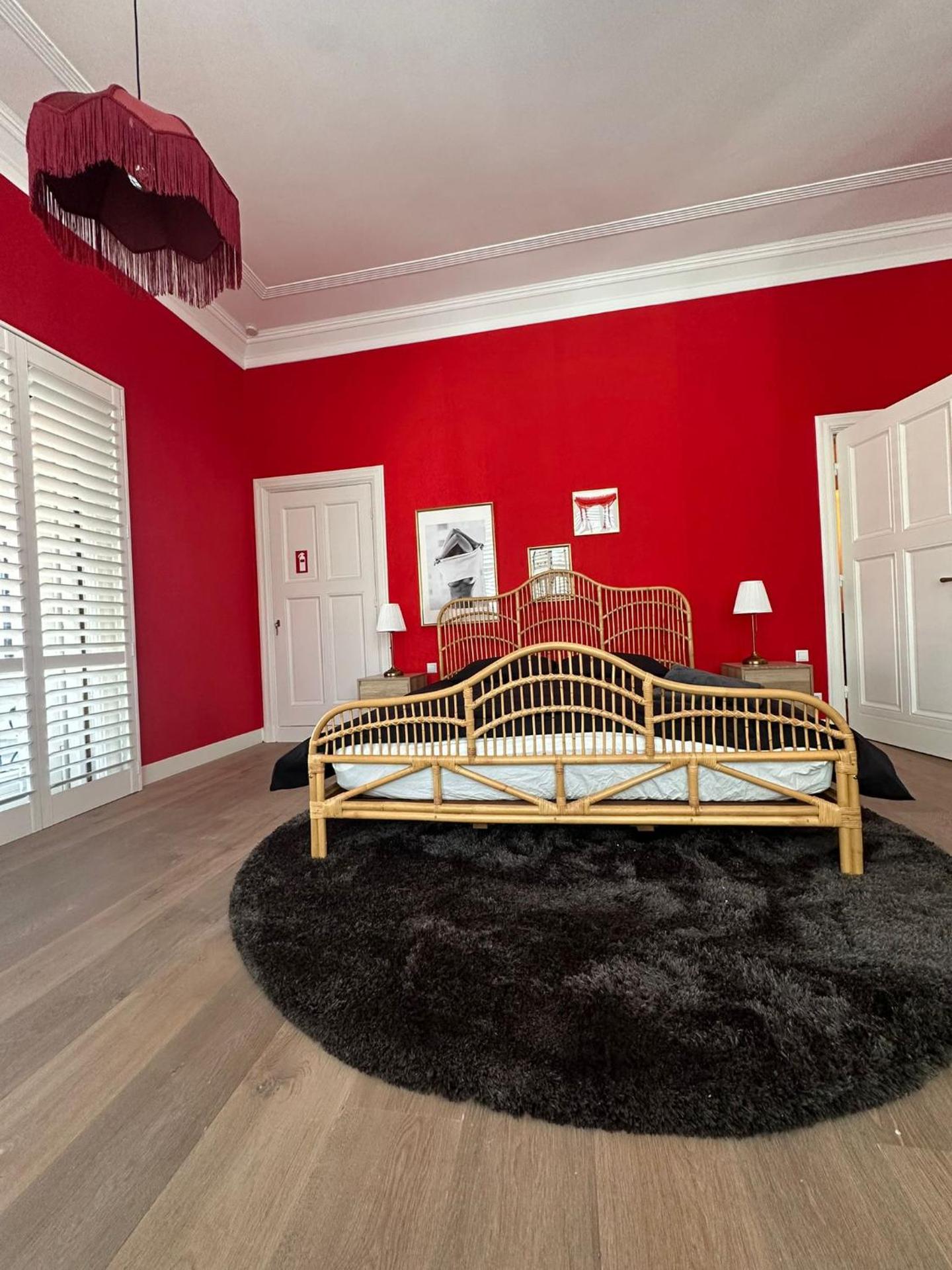 Romantic Rouge Suite - With Round Bath