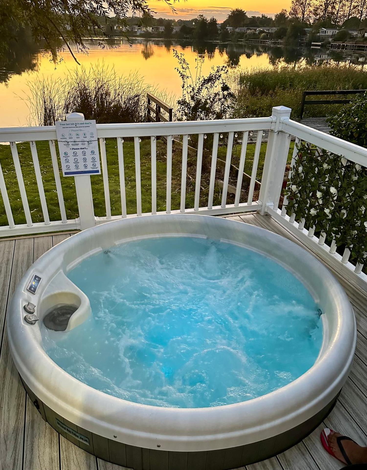 The Lakeside21 Caravan 8 berth with Hot tub at Tattershall Lakes