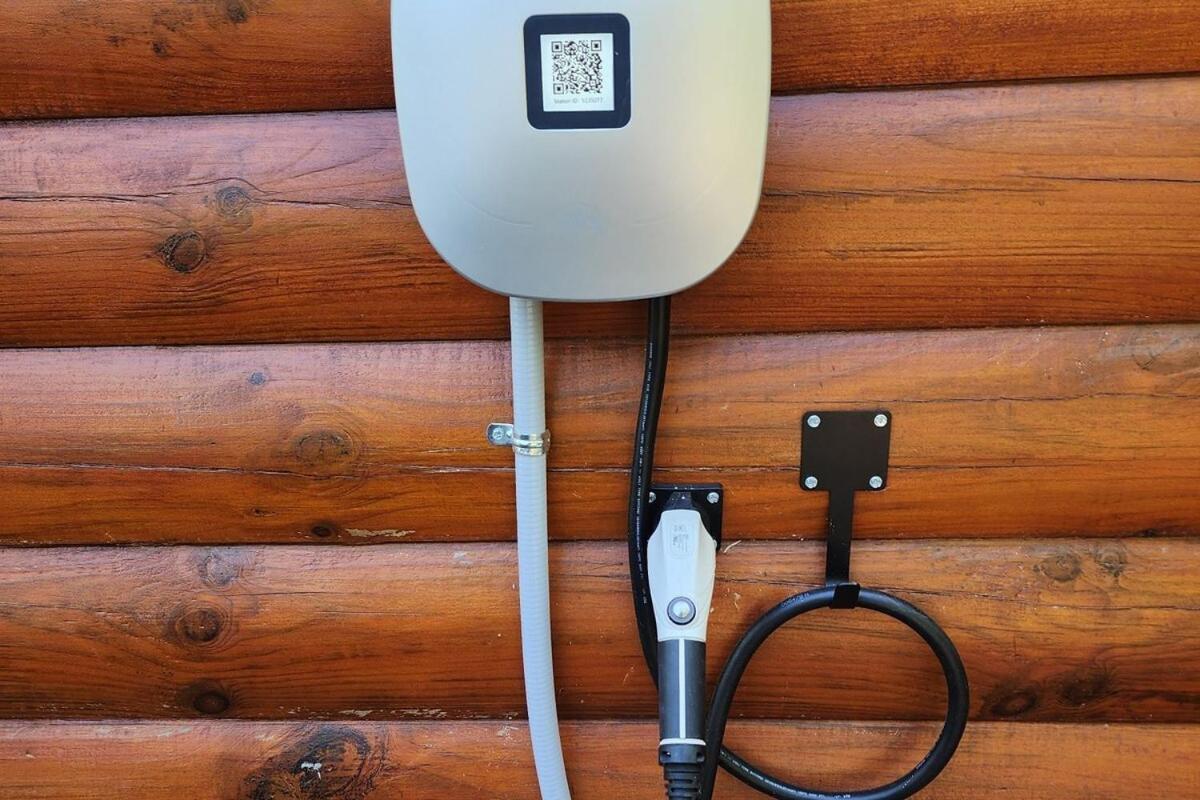 Solar powered log cabin with mountain views, 3acres