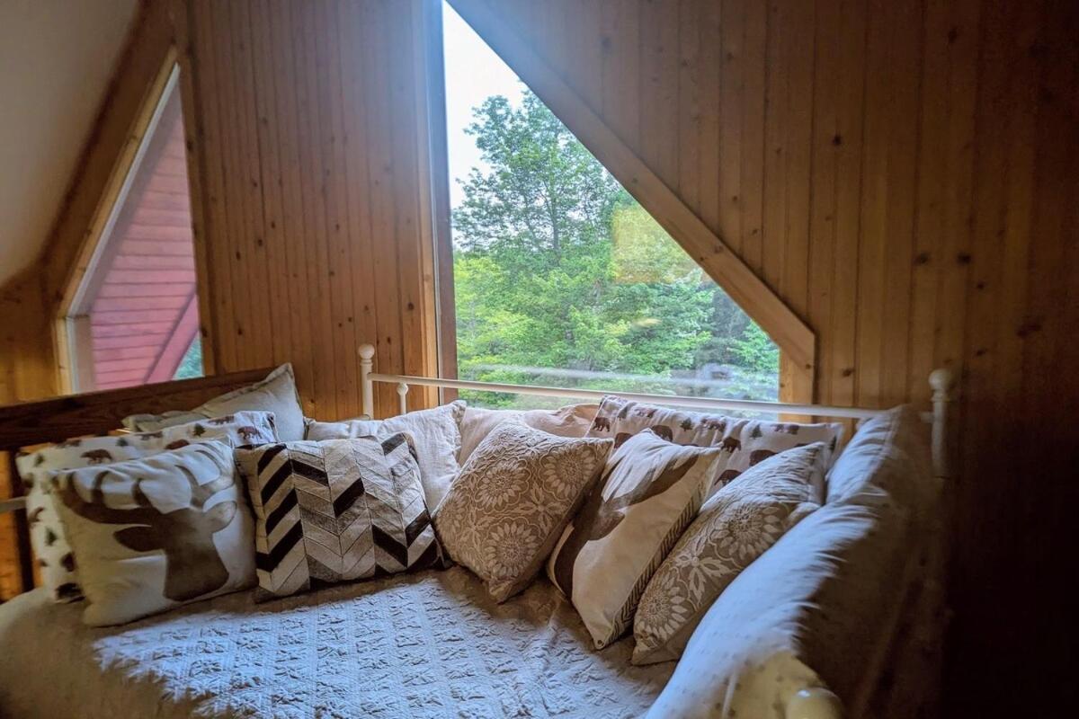 Solar powered log cabin with mountain views, 3acres