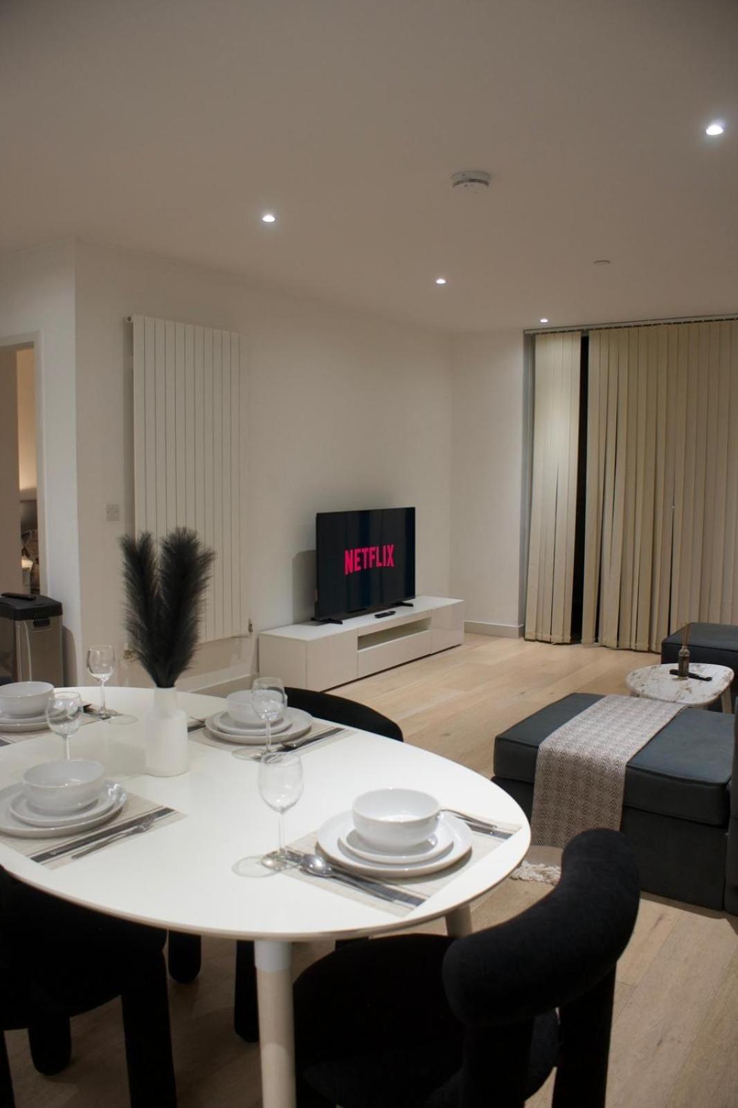 Luxury 2 Bedroom 2 Bathroom Apartment by ExCeL & The 02, London
