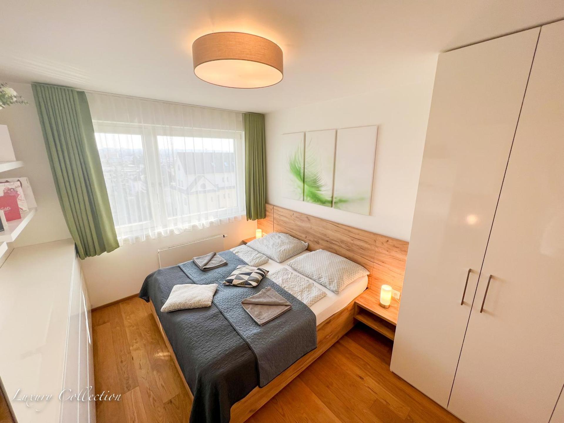 Incredible Luxury Apt with Garage and Tram Station