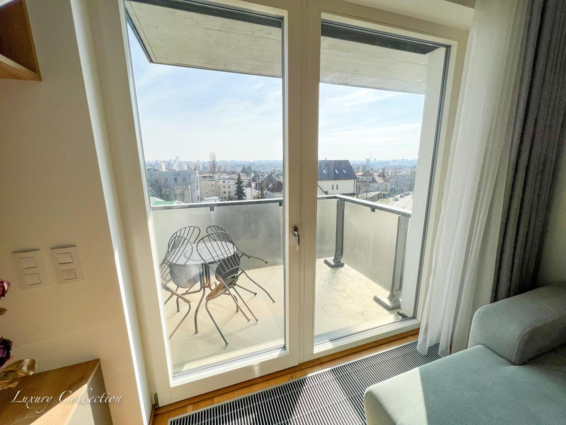 Incredible Luxury Apt with Garage and Tram Station