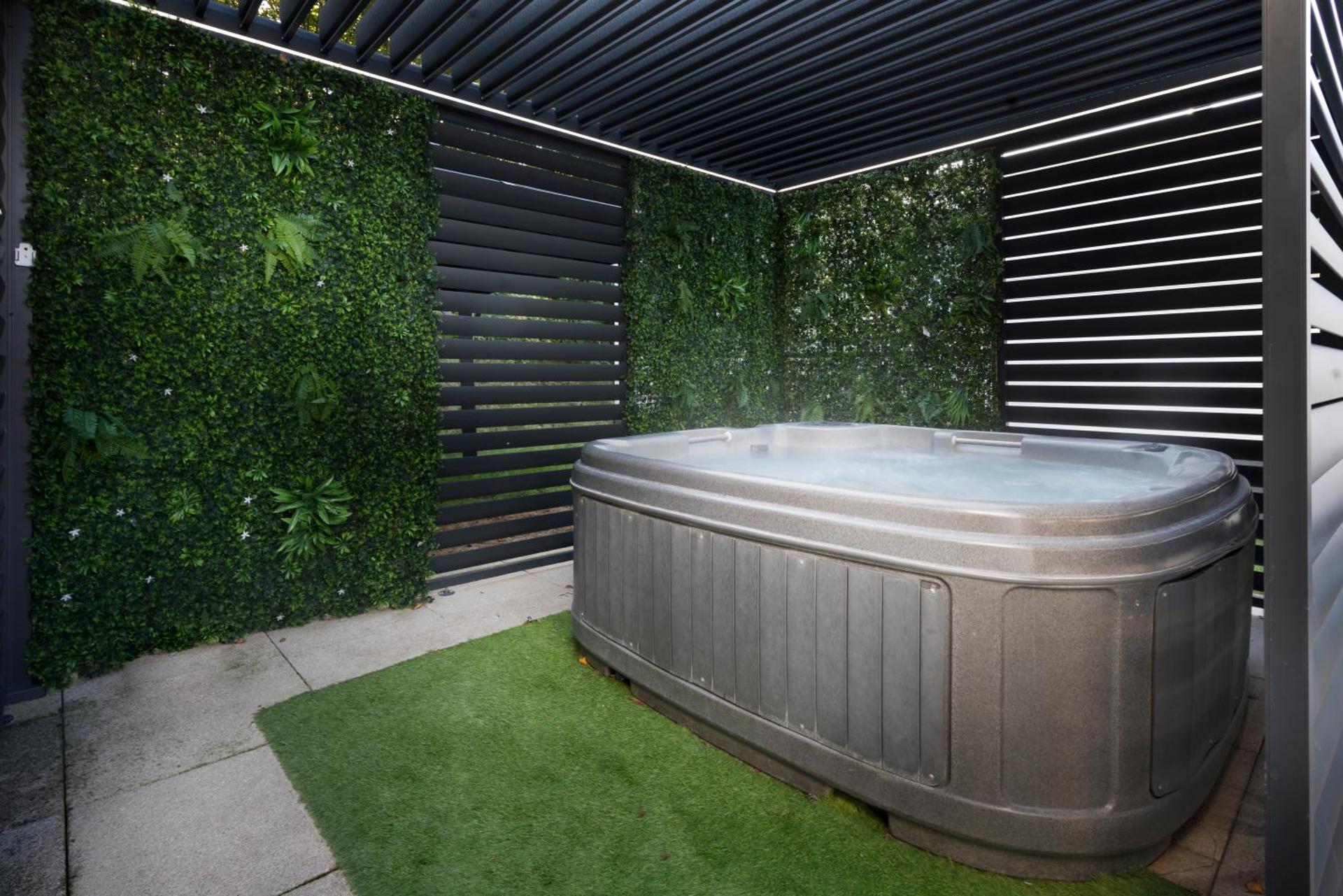 Silverdale Lodge, HotTub, Wi-FI, Quiet & Sleeps 4