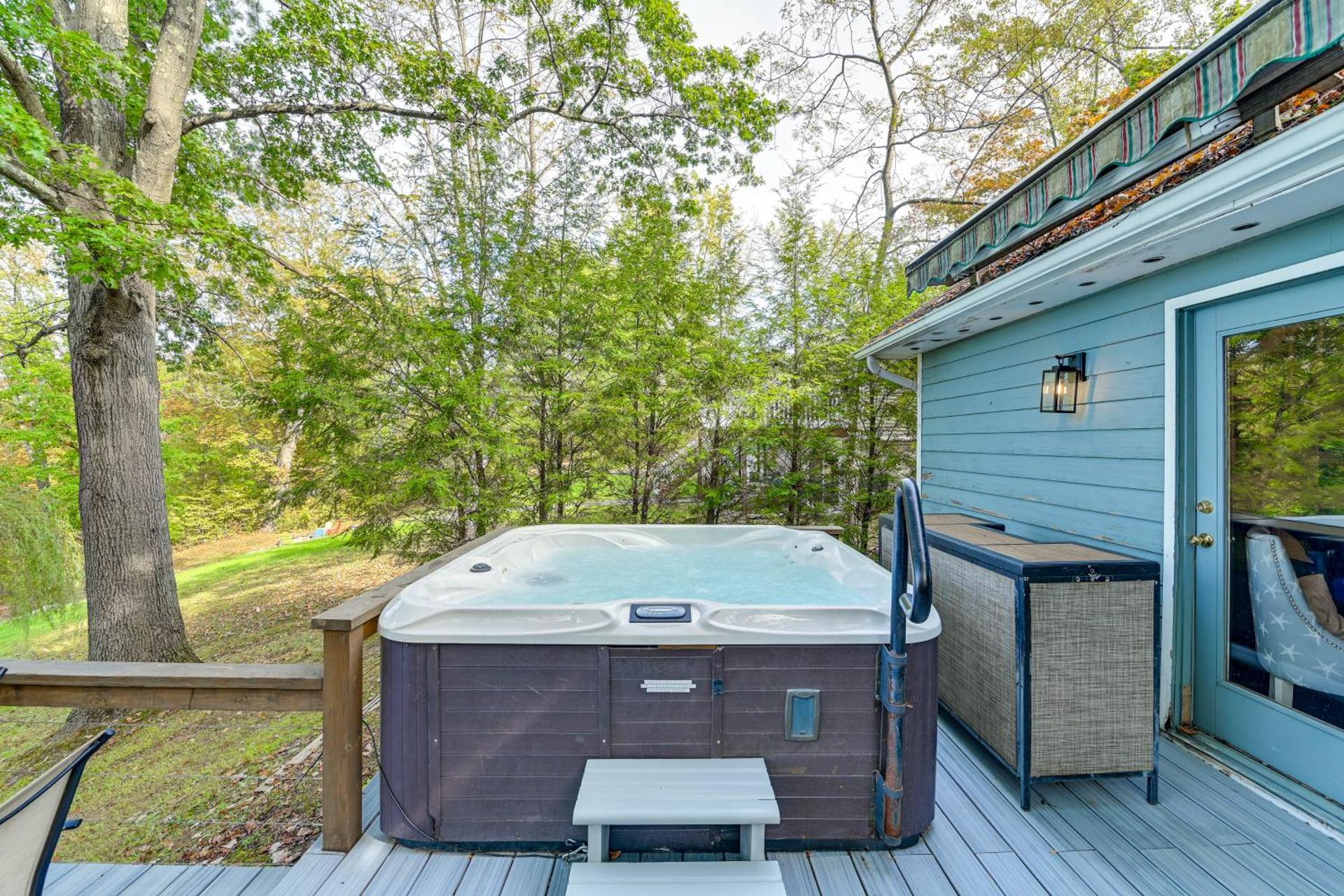 Hot Tub Secluded Hideaway on Sleepy Hollow Lake