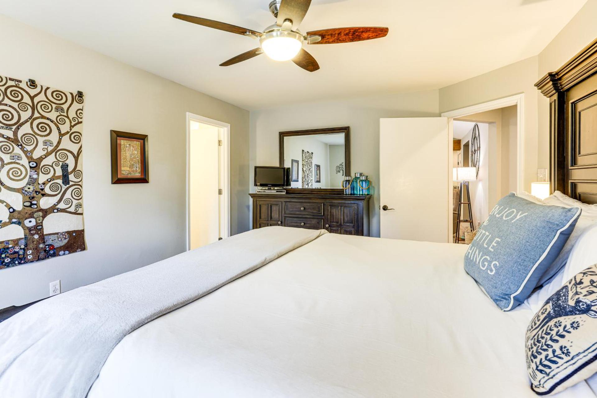 Gorgeous San Marco Home with Patio and Grill!