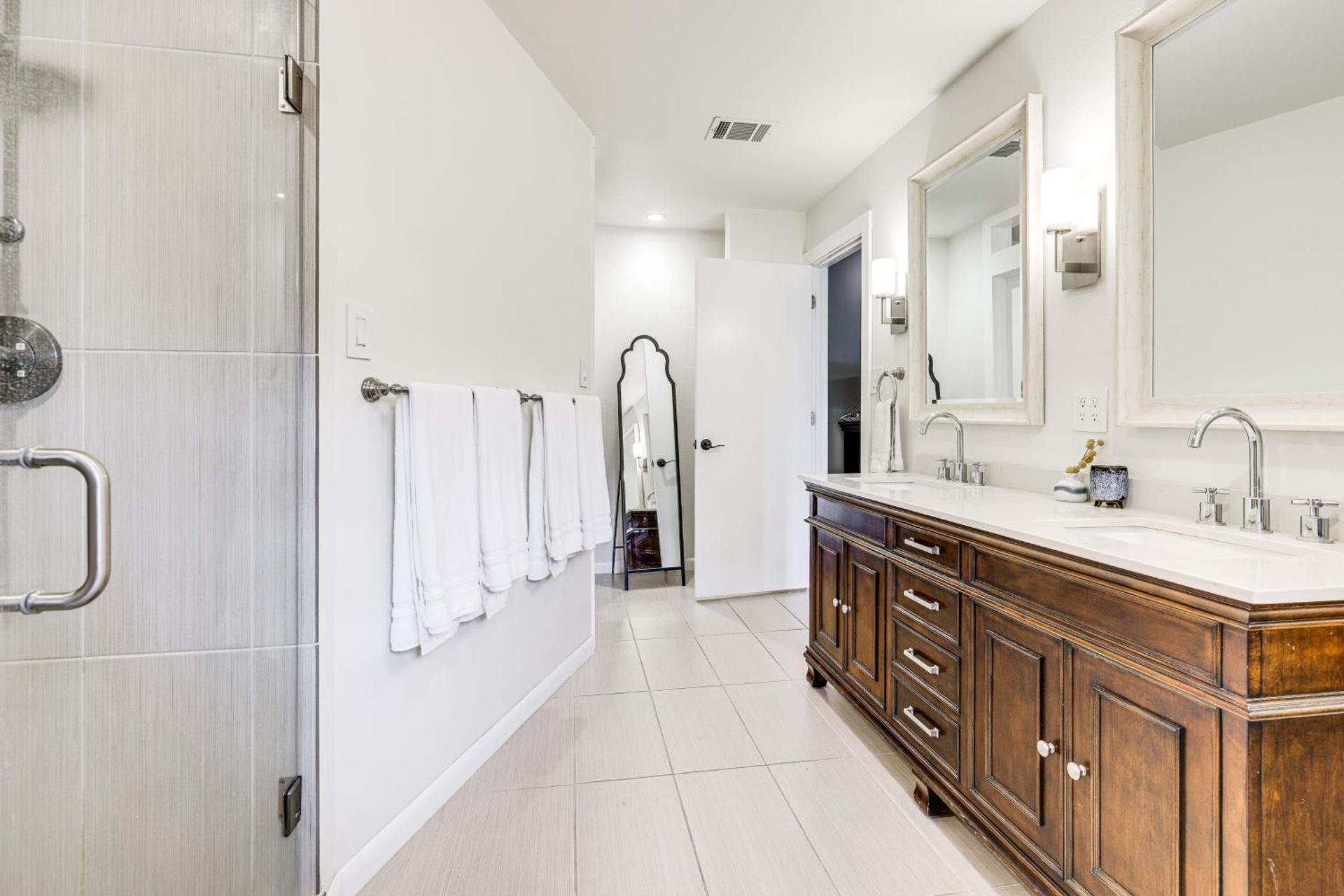 Gorgeous San Marco Home with Patio and Grill!