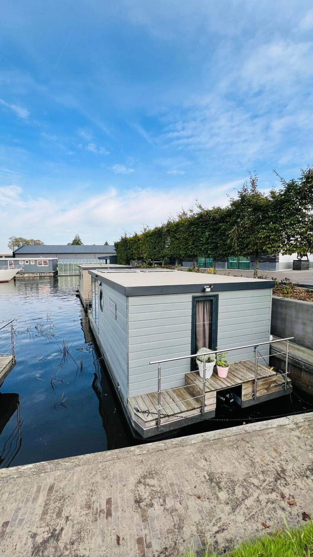 Rode Houseboat Zwartsluis
