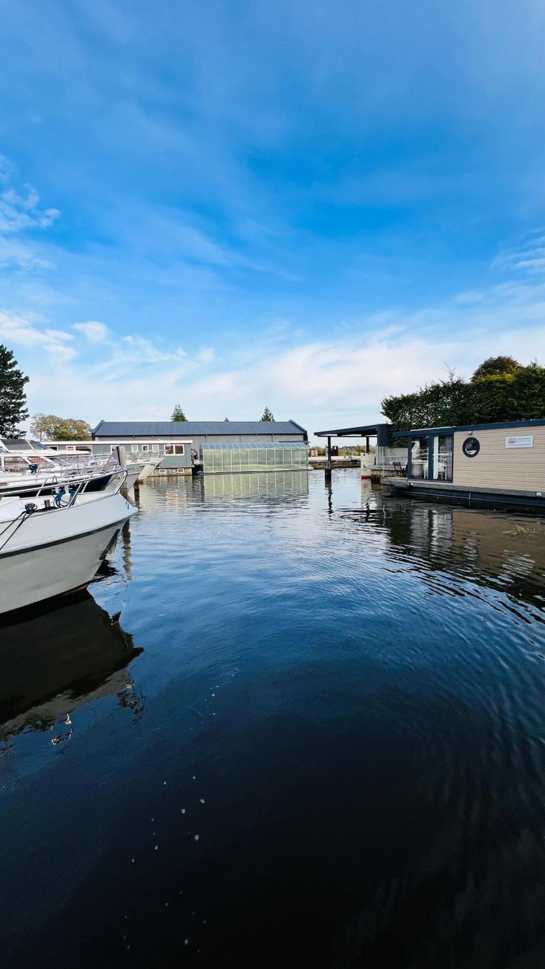 Rode Houseboat Zwartsluis