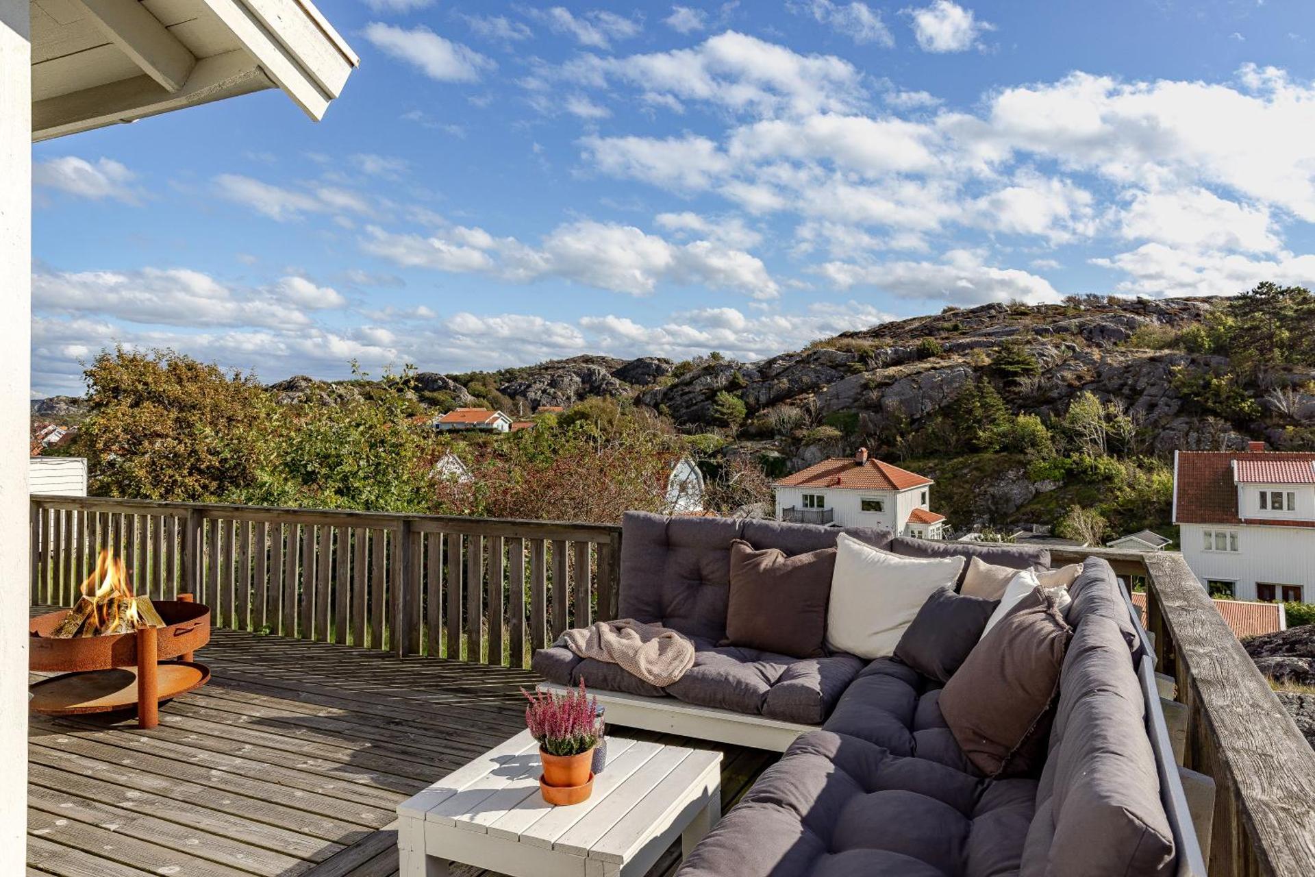 Family home near the ocean, with large patio & BBQ