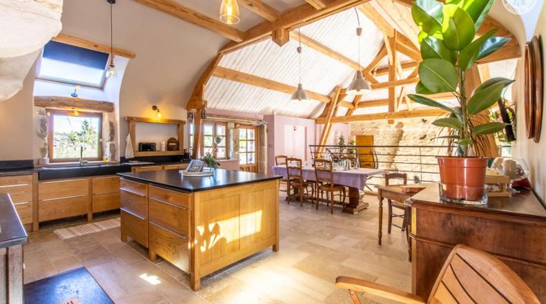 Gîte La grange des Hirondelles 15 personnes 5litsdoubles 5litssimples 1convertible chez MAYMARD Yannick à 28 route de la croix forêt à ANTULLY réf à Gîte de France G2005 Corps de ferme entièrement rénové de bon standing