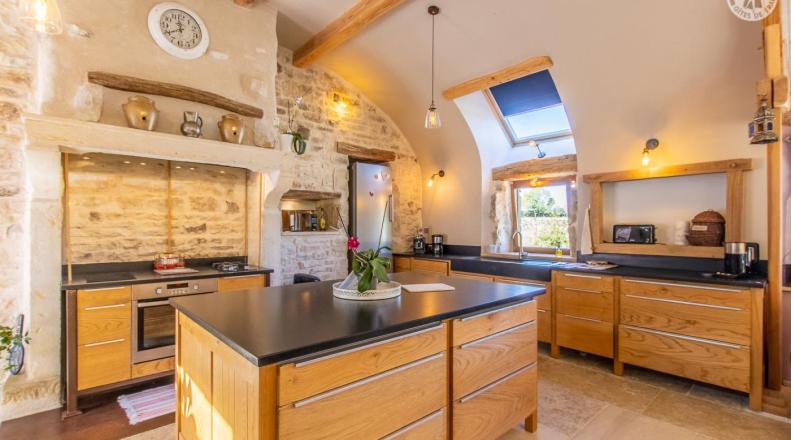 Gîte La grange des Hirondelles 15 personnes 5litsdoubles 5litssimples 1convertible chez MAYMARD Yannick à 28 route de la croix forêt à ANTULLY réf à Gîte de France G2005 Corps de ferme entièrement rénové de bon standing