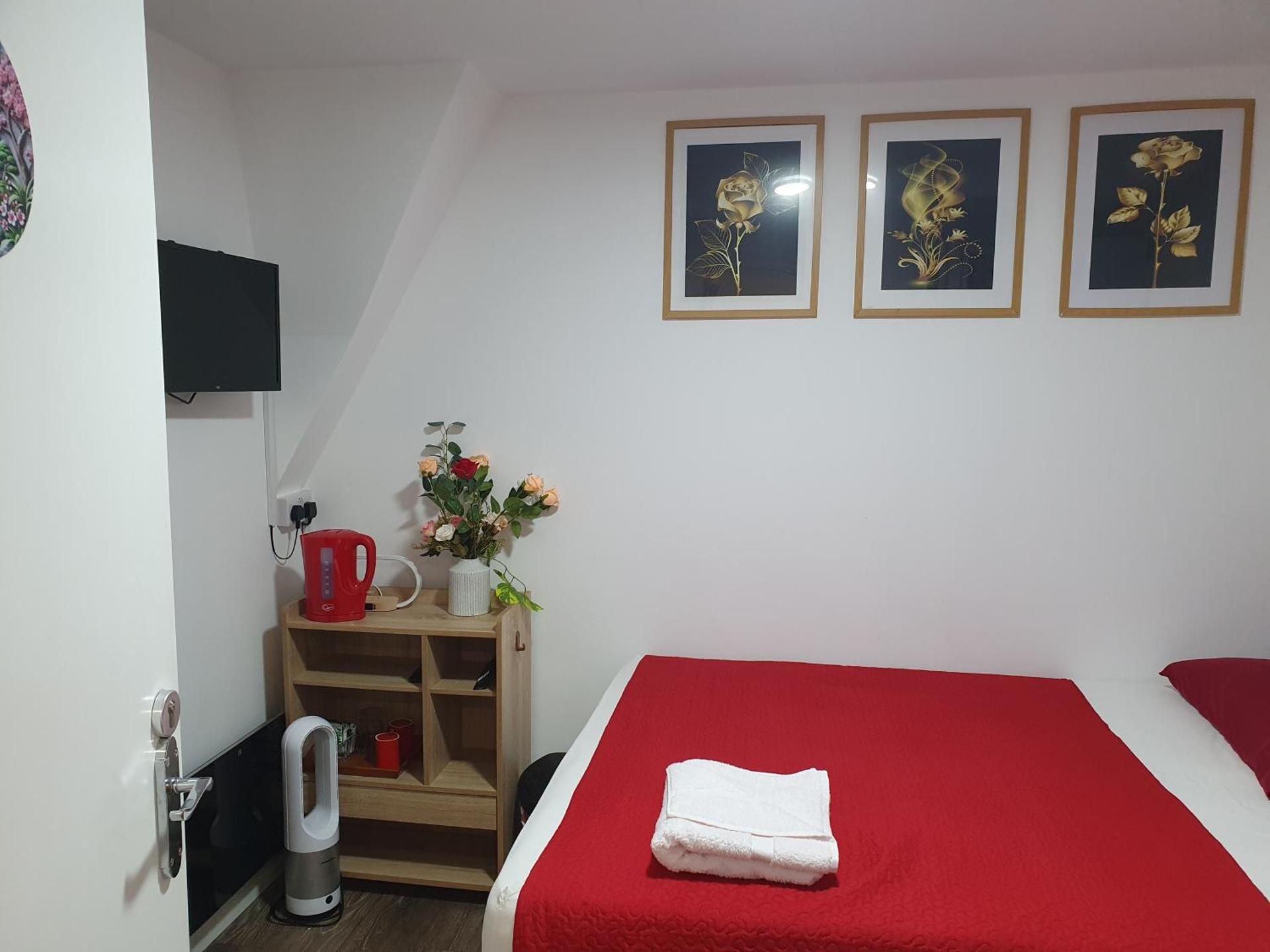 AMH Hotel - Greenford Station