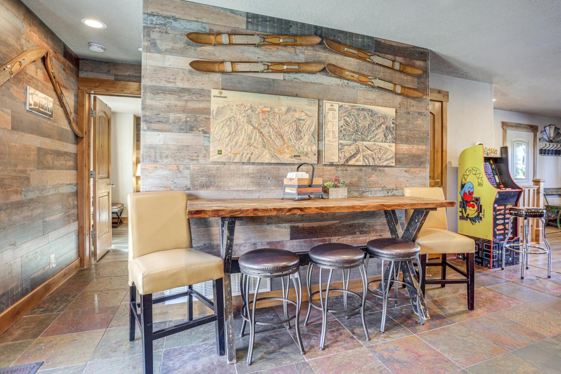 Ski, Hike and Relax Eden Condo with Hot Tub Access