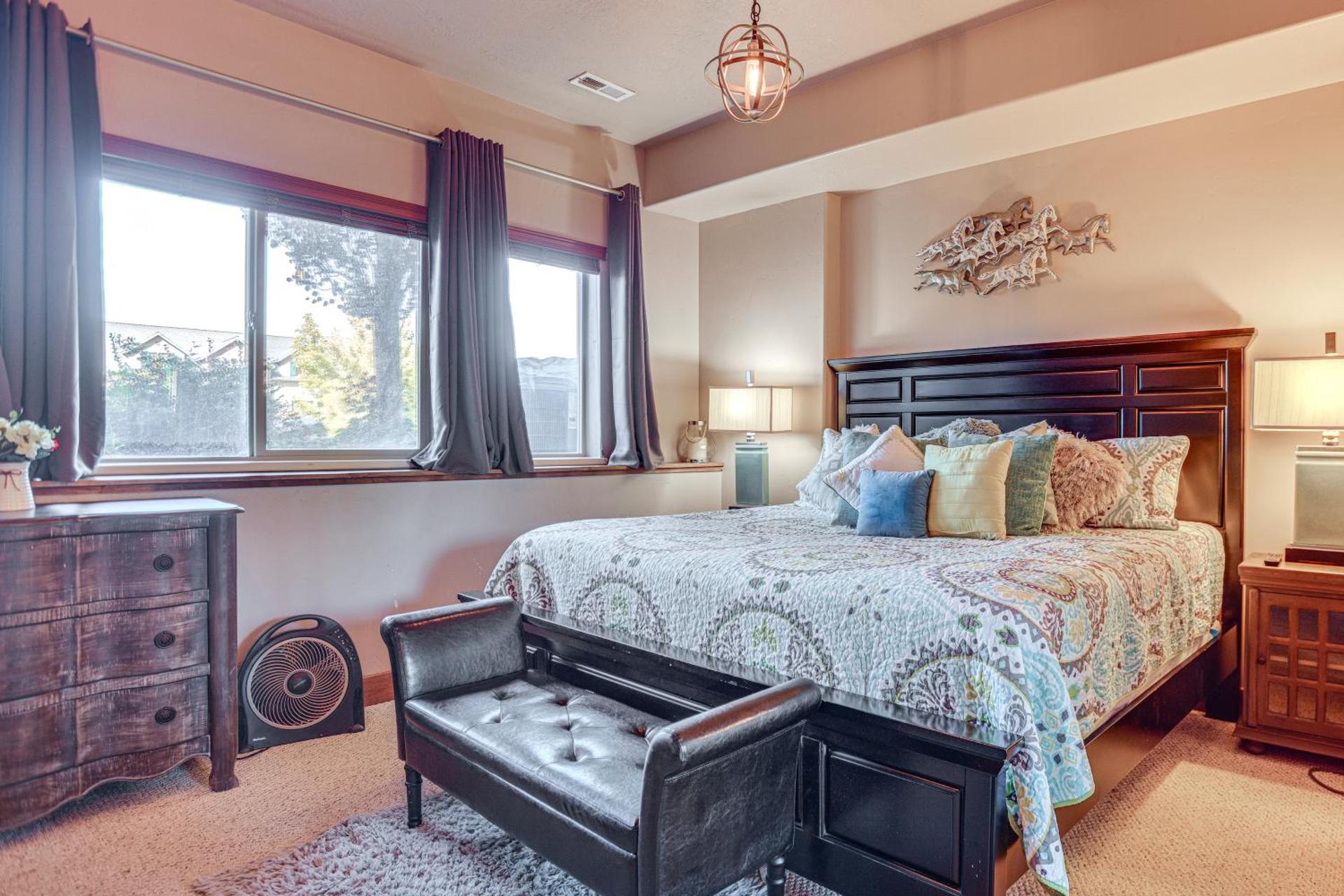 Ski, Hike and Relax Eden Condo with Hot Tub Access