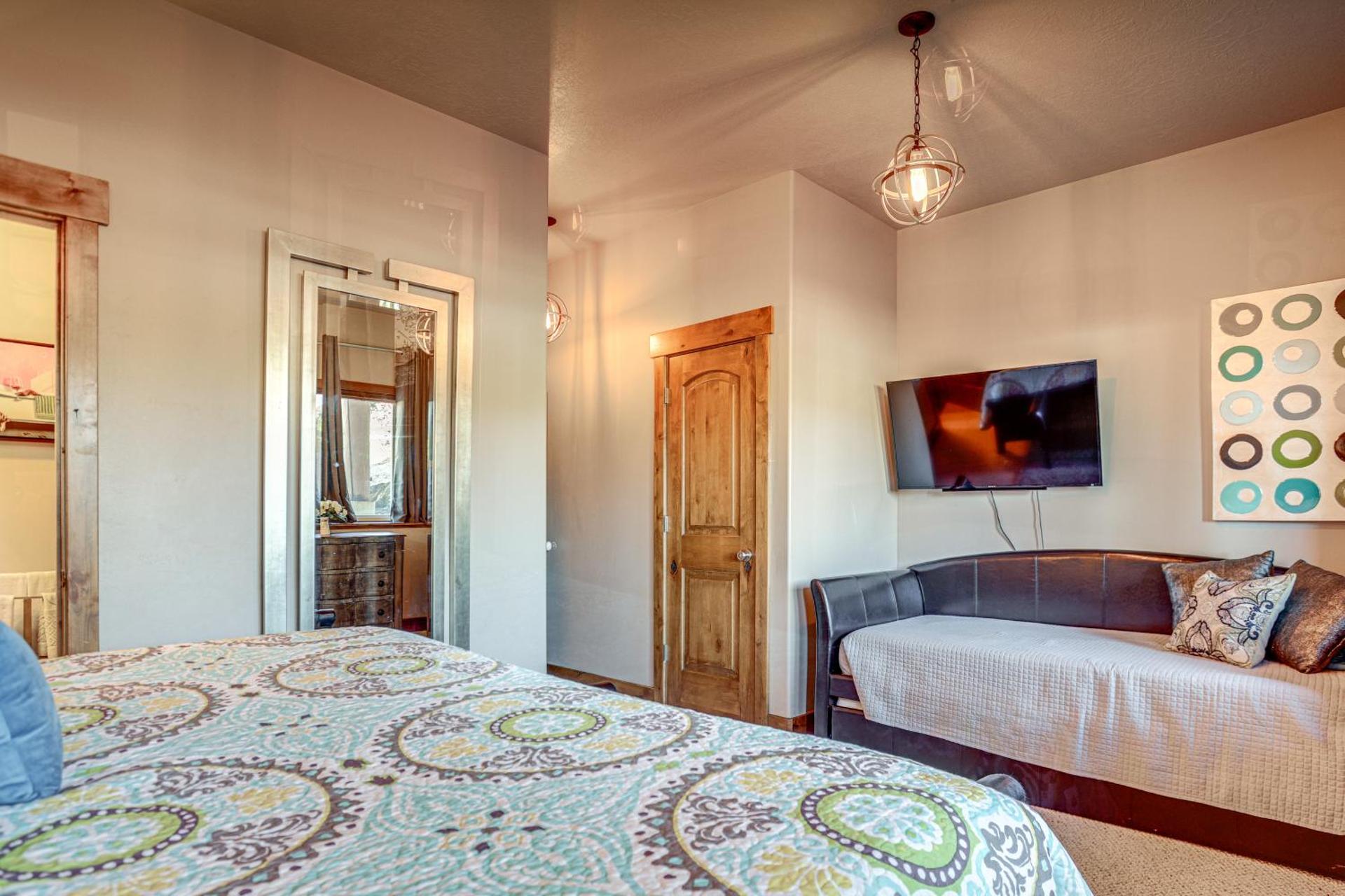 Ski, Hike and Relax Eden Condo with Hot Tub Access