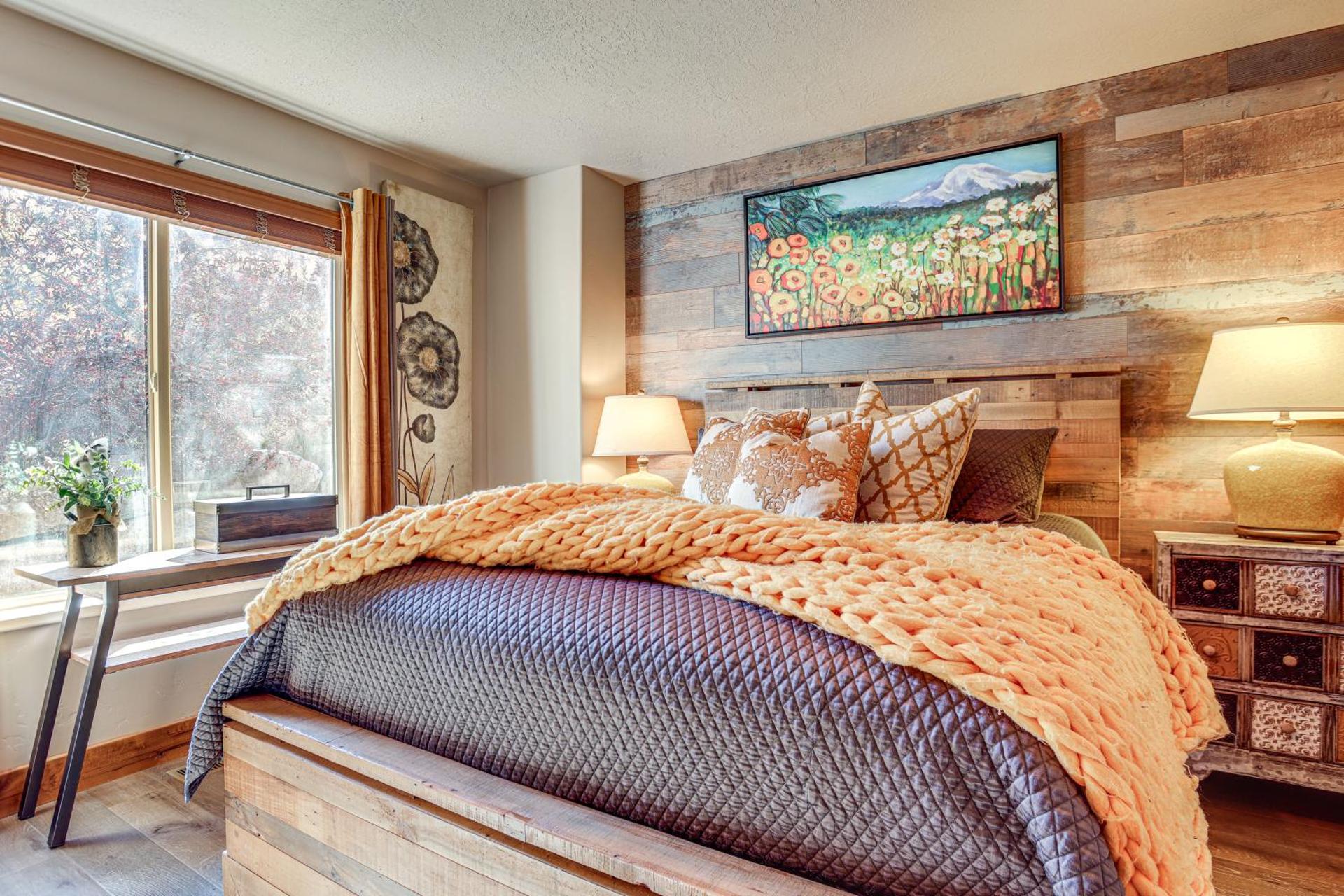 Ski, Hike and Relax Eden Condo with Hot Tub Access