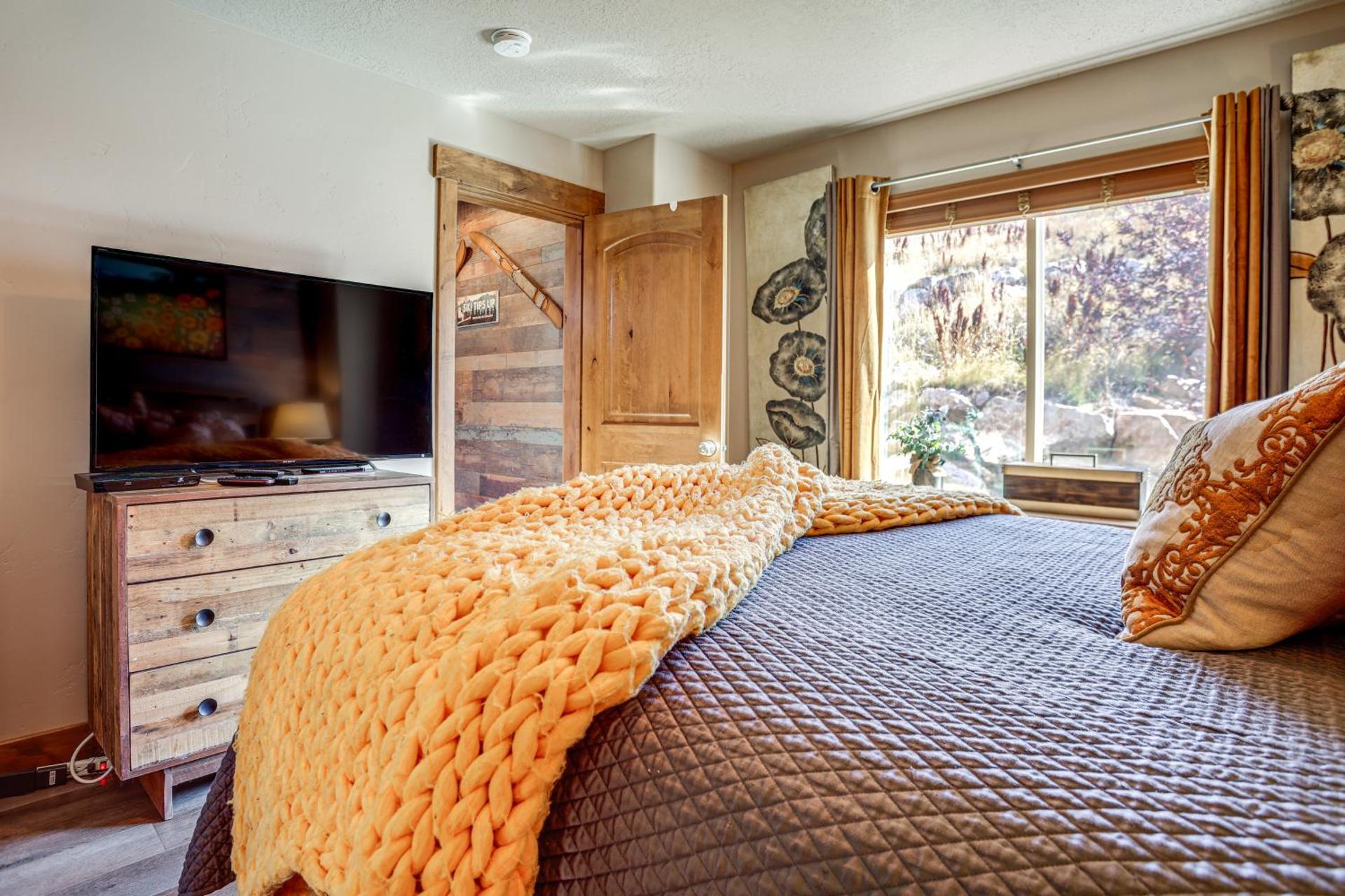 Ski, Hike and Relax Eden Condo with Hot Tub Access