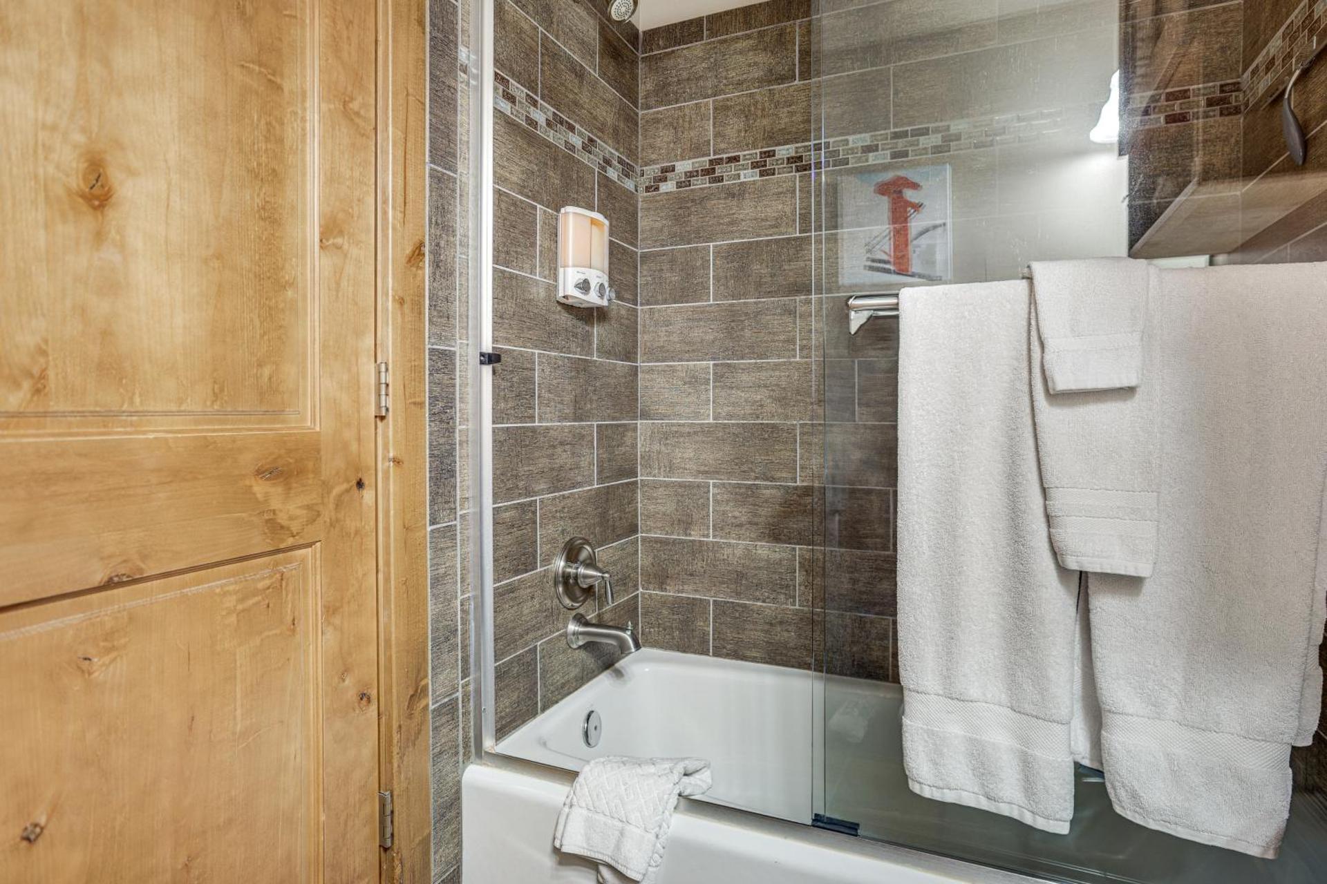 Ski, Hike and Relax Eden Condo with Hot Tub Access