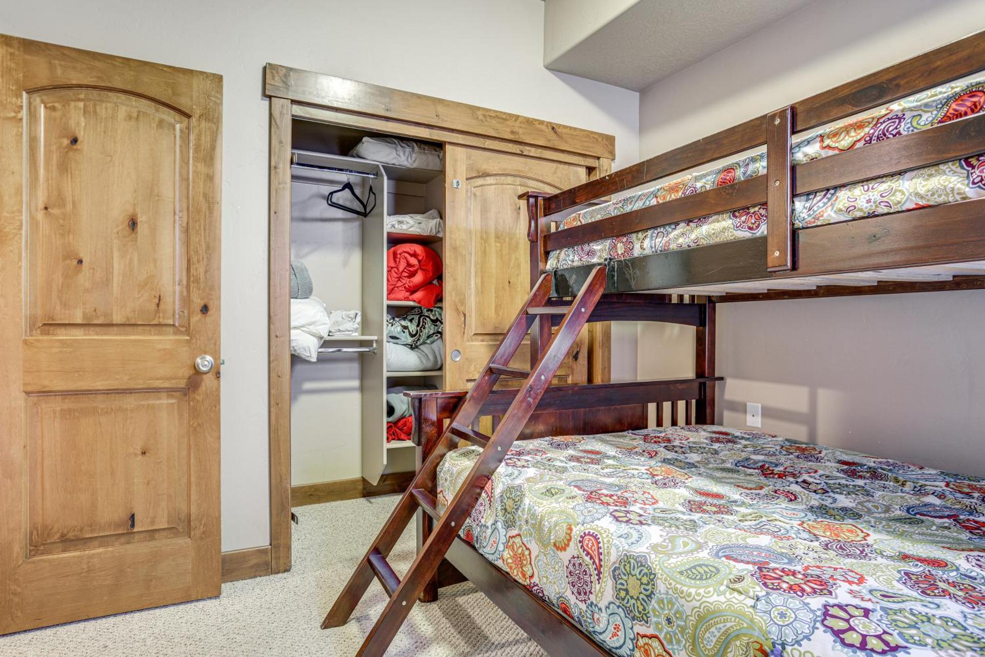 Ski, Hike and Relax Eden Condo with Hot Tub Access