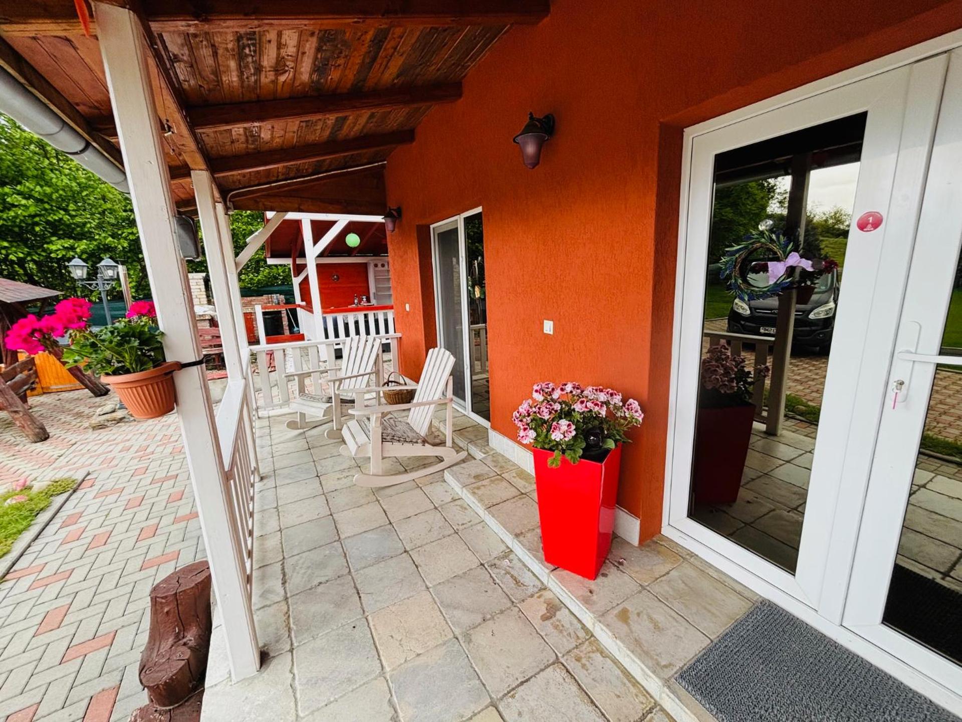 Charming Home by Feleacu