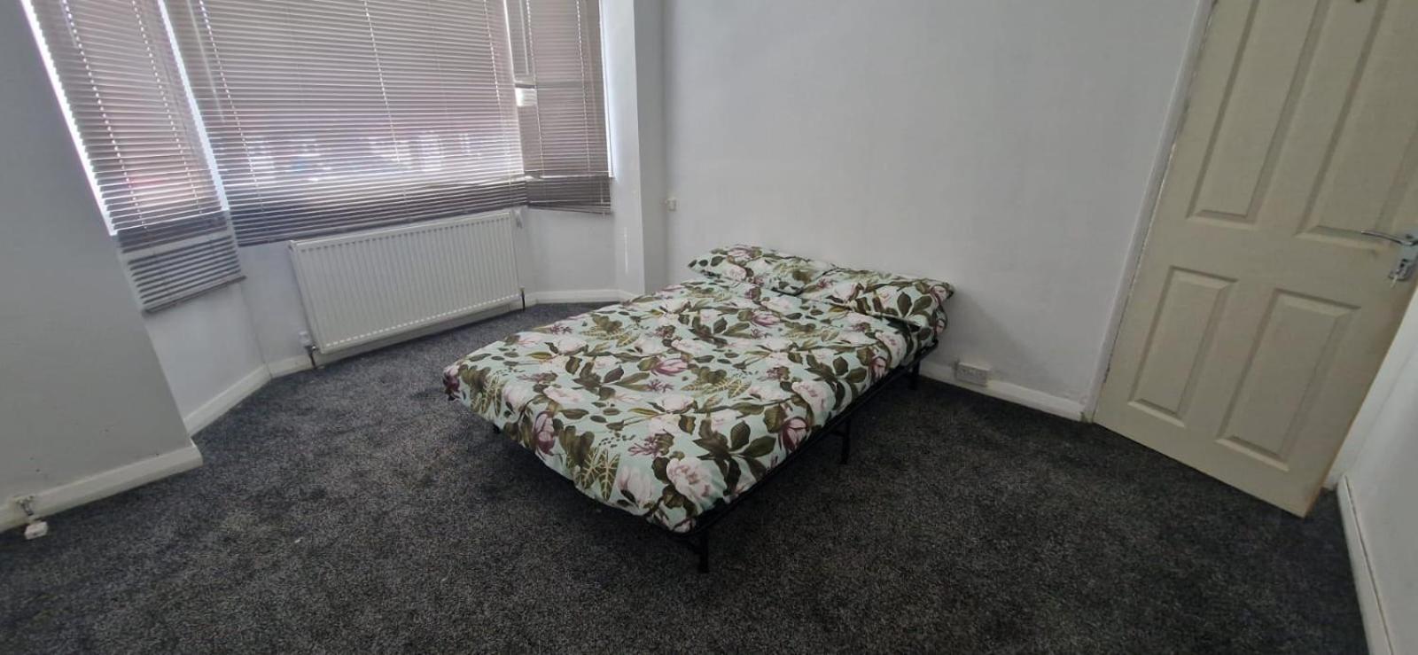 Family Friendly retreat in M33 Sale free parking