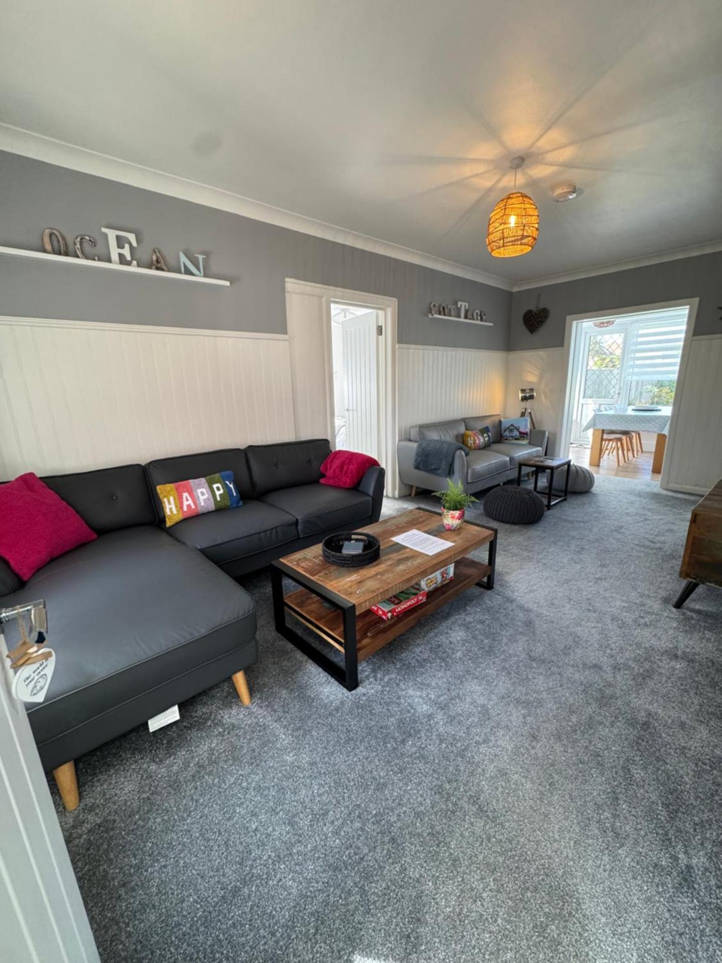 Ocean Cottage, Ferring - seaside cottage moments from the beach and Bluebird cafe