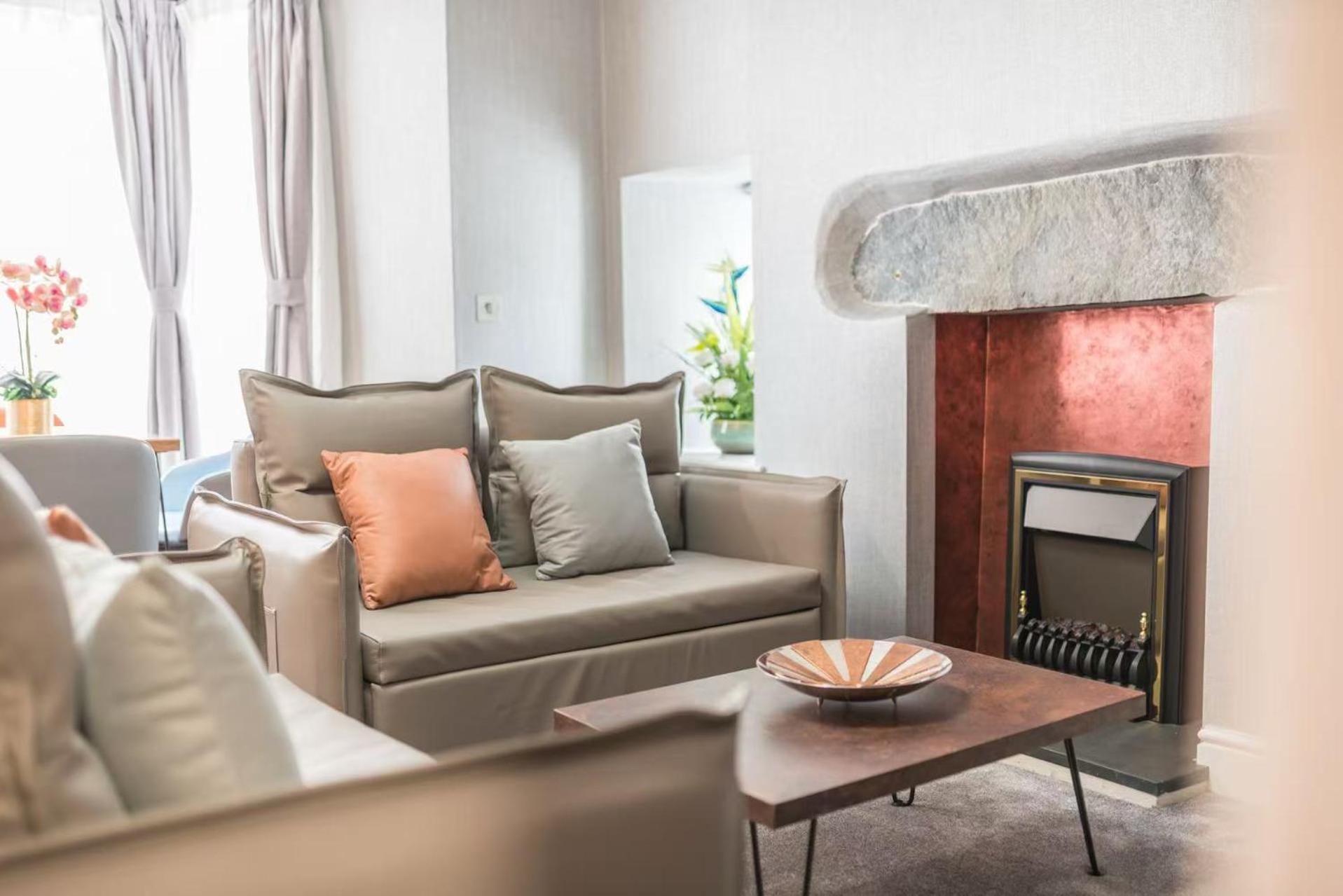 The Old Stamp House Retreat- Three En-suite Bedrooms Central Village Location