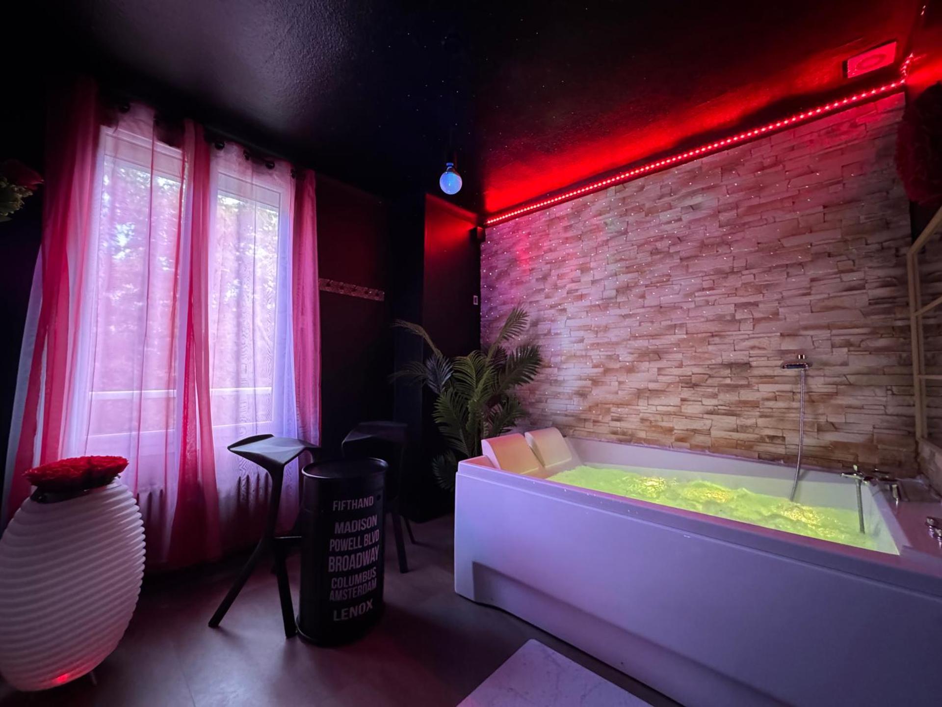 LOVE ROOM Adulte Only