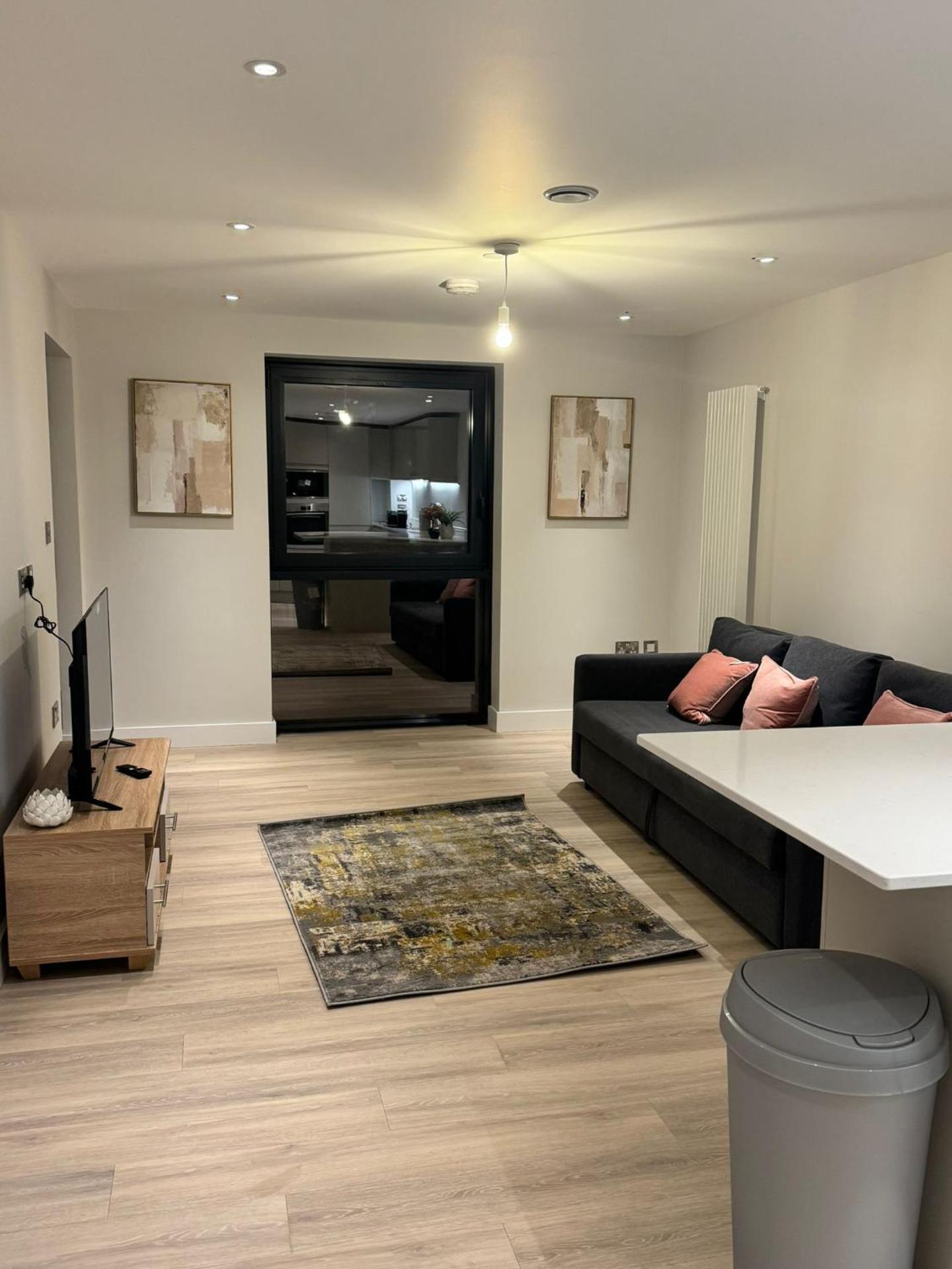 Apartment with Terrace in Uxbridge