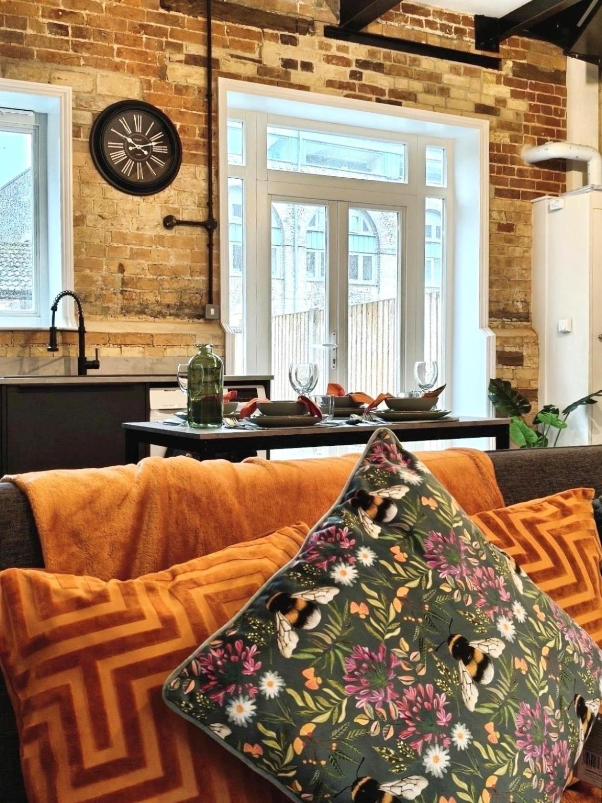 Stylish 2-Bed Home Near A11