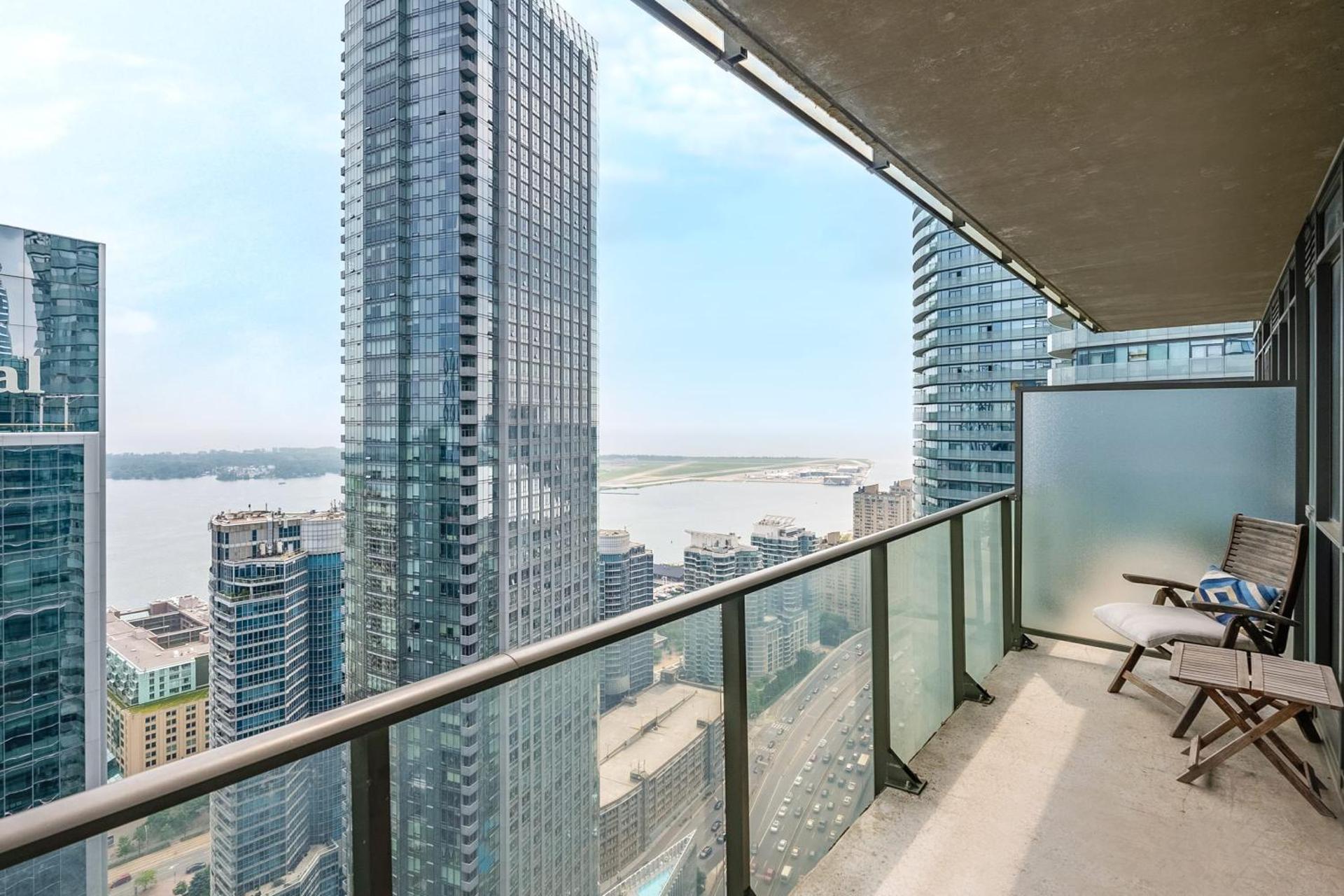 Luxury Suite w Stunning City Views - The Roland